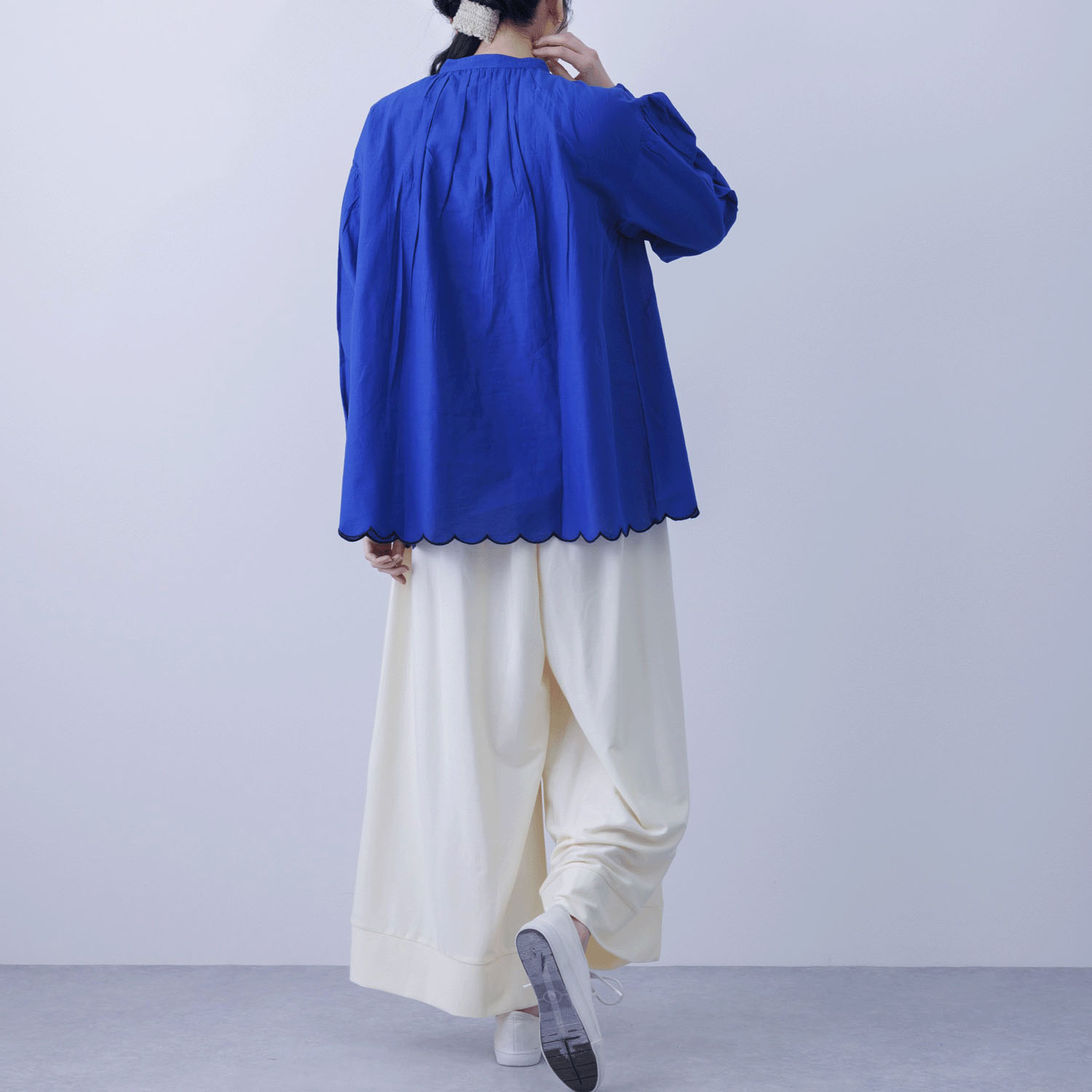 胸元シャーリング裾スカラップブラウス - 画像14