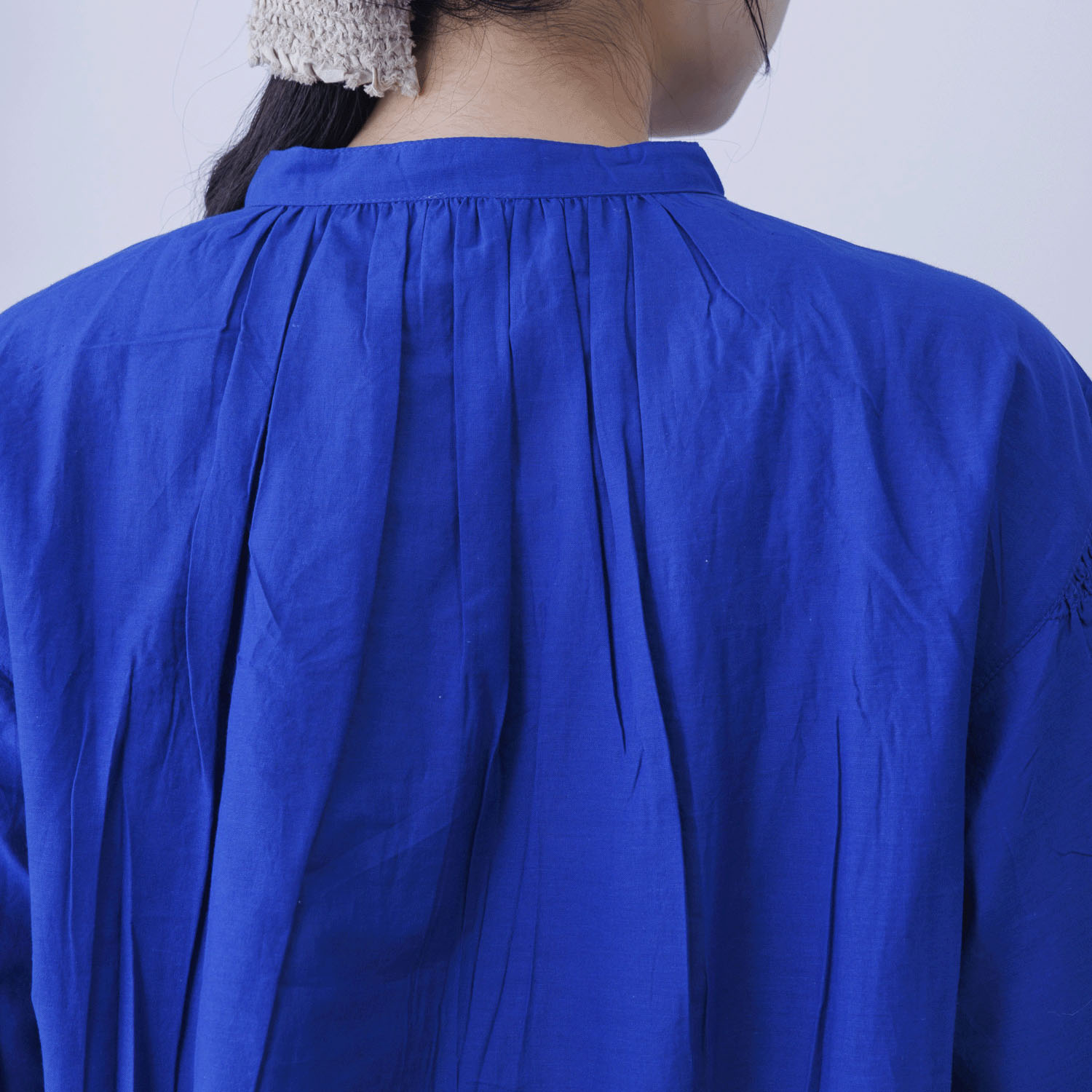 胸元シャーリング裾スカラップブラウス - 画像18