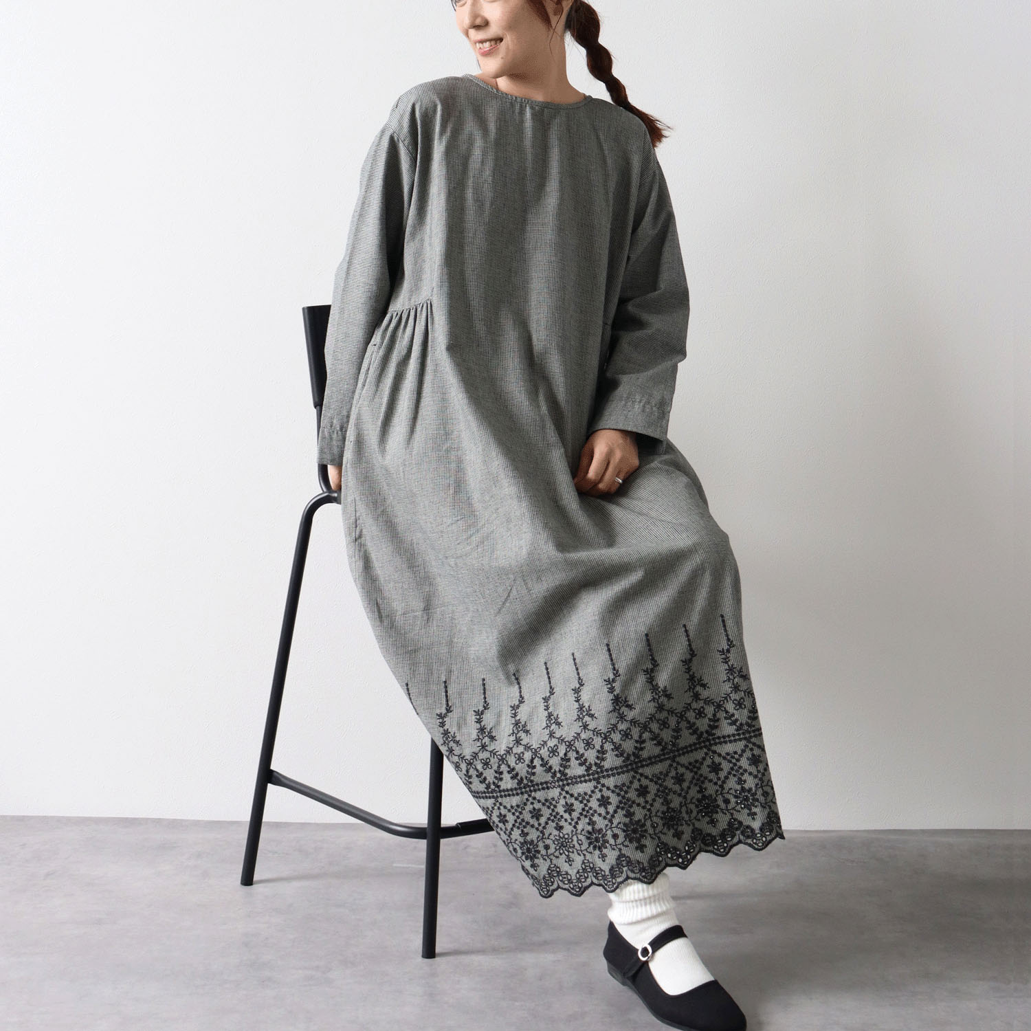 ノンノ 布帛綿麻＋裾パネル刺繍ワンピース - 画像3