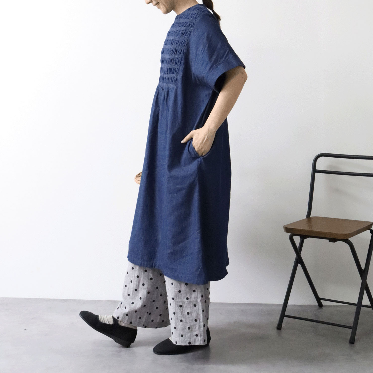 cloudnine ノンノ 3．5ozデニム スモッキング刺繍ワンピース - 画像17