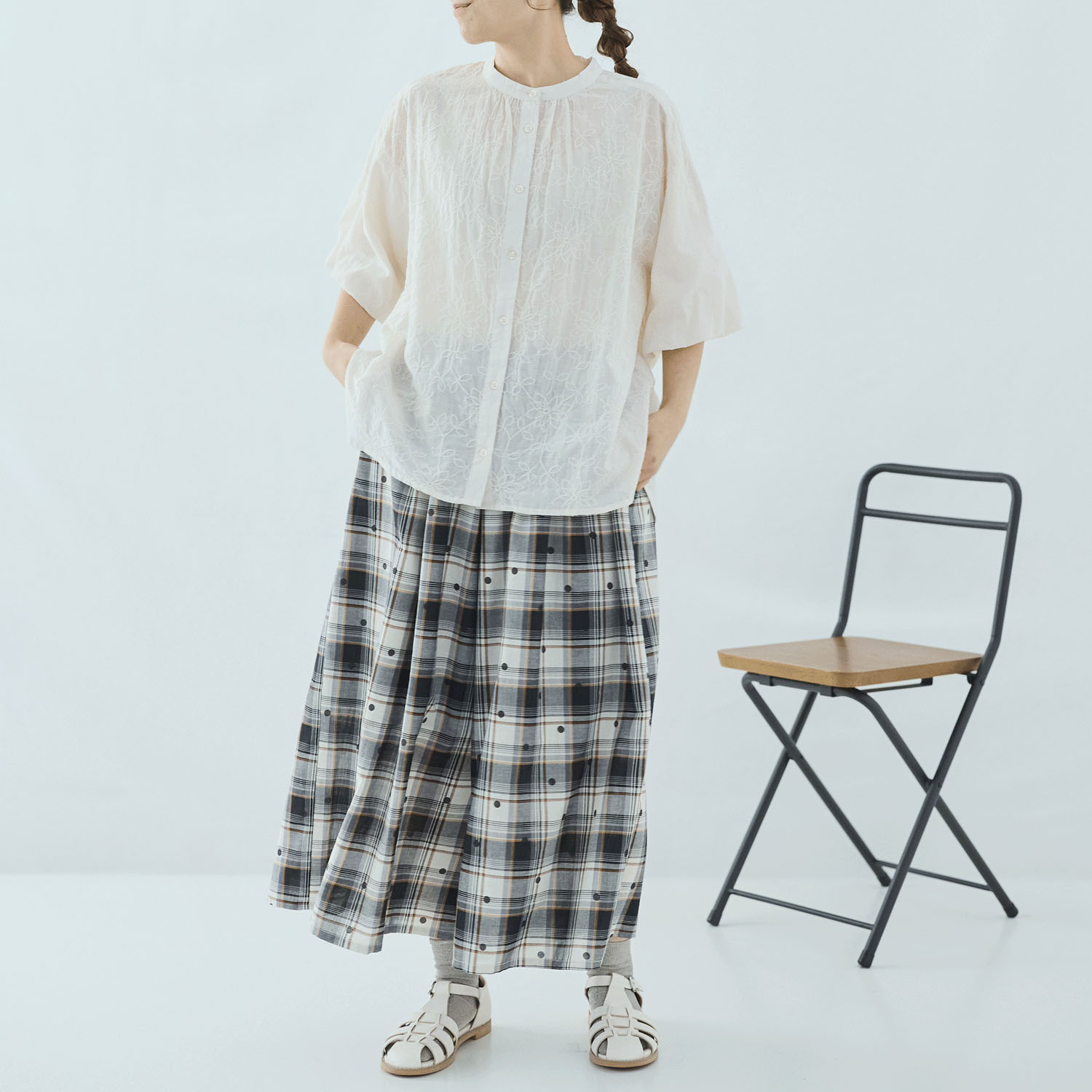 cloudnine 綿ボイルシフリー刺繍入り5分袖バルーン前あきブラウス - 画像2