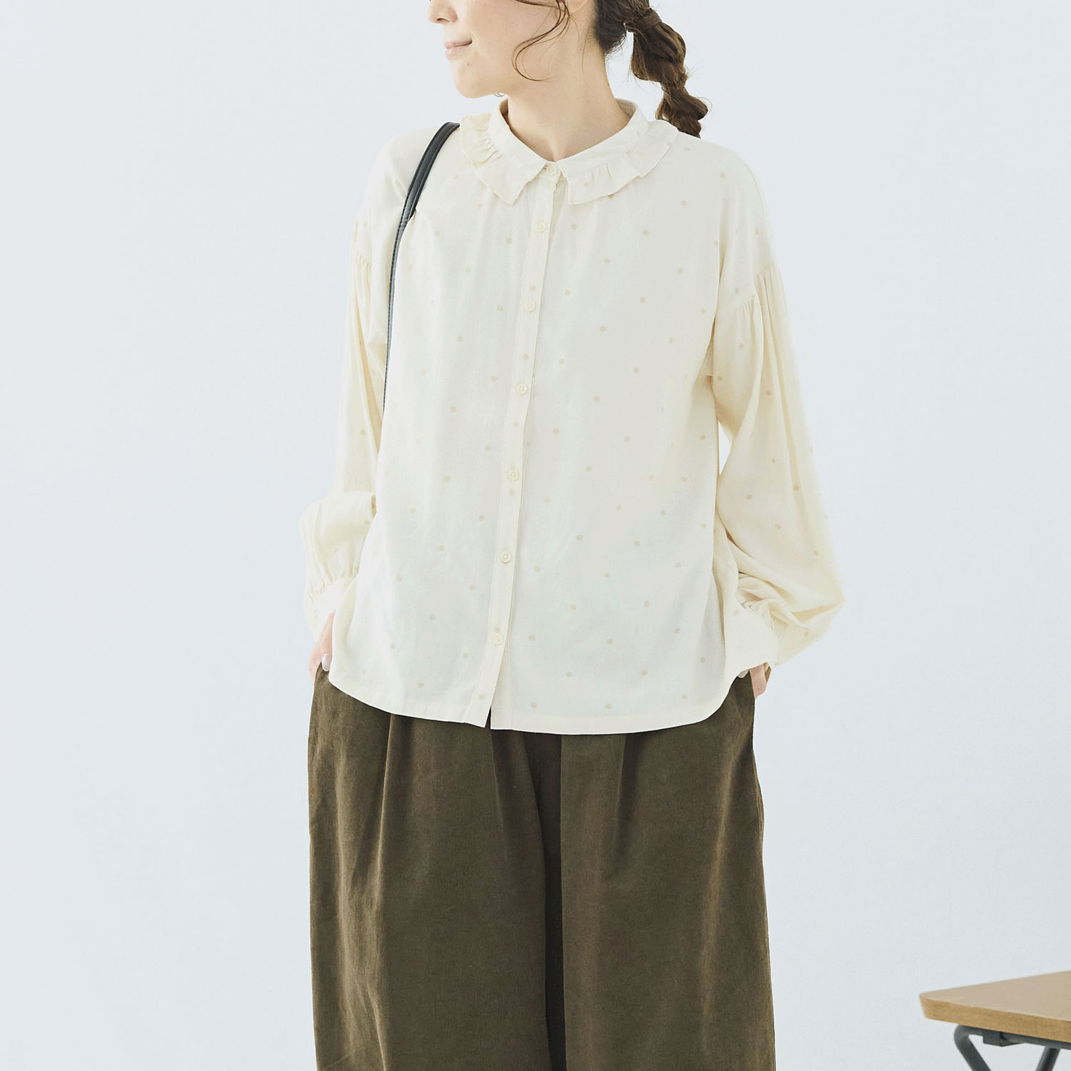 cloudnine ノンノ 表起毛 綿レーヨン ドット柄ptフリル襟付きネックギャザーブラウス - 画像3