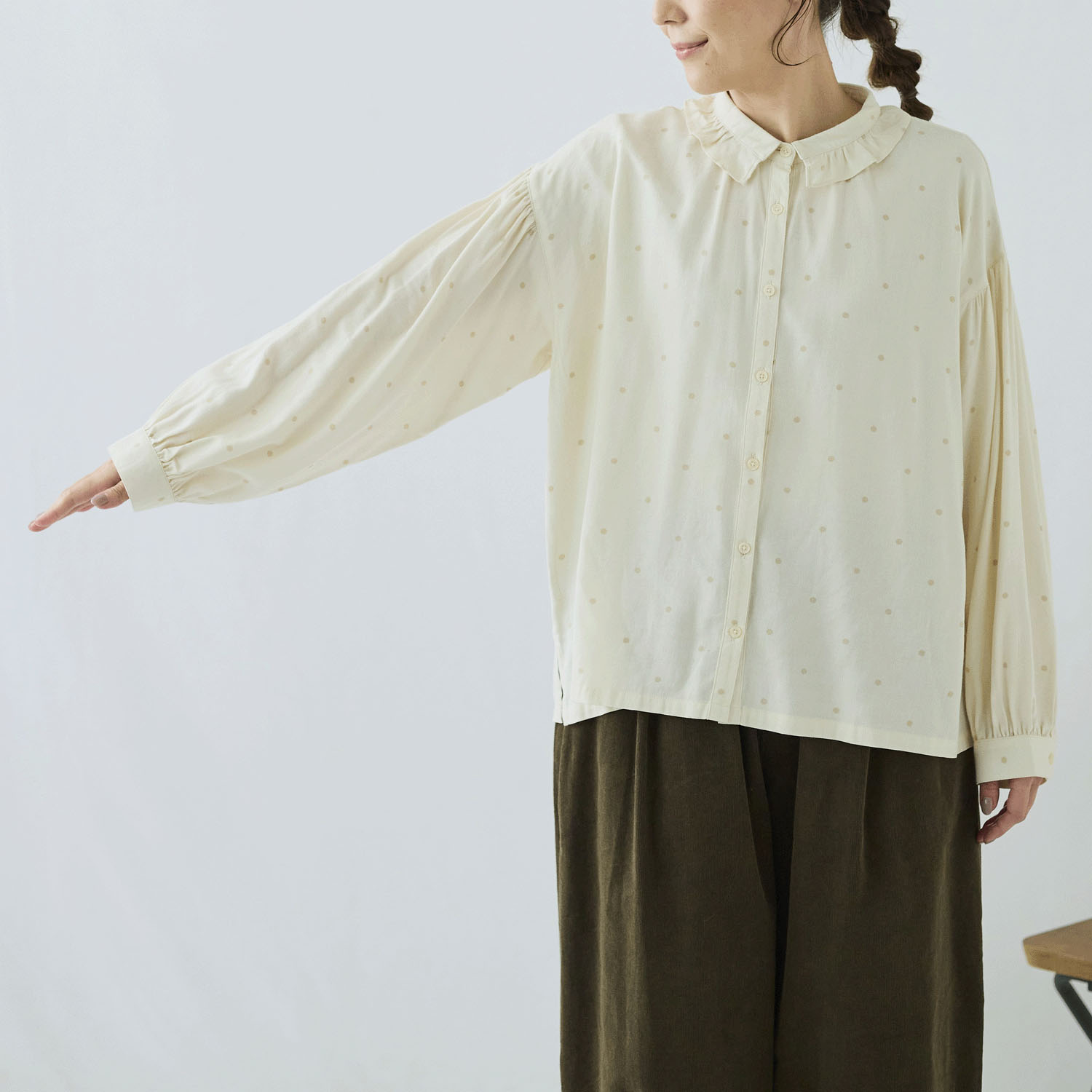 cloudnine ノンノ 表起毛 綿レーヨン ドット柄ptフリル襟付きネックギャザーブラウス - 画像4