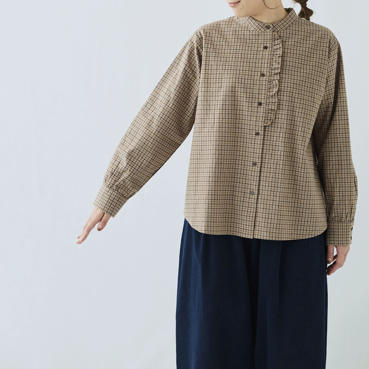 cloudnine ノンノ 綿麻布帛無地／チェック柄スタンドカラー前立てフリルブラウス - 画像5