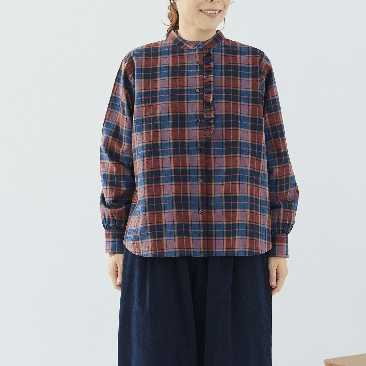 cloudnine ノンノ 綿麻布帛無地／チェック柄スタンドカラー前立てフリルブラウス - 画像6