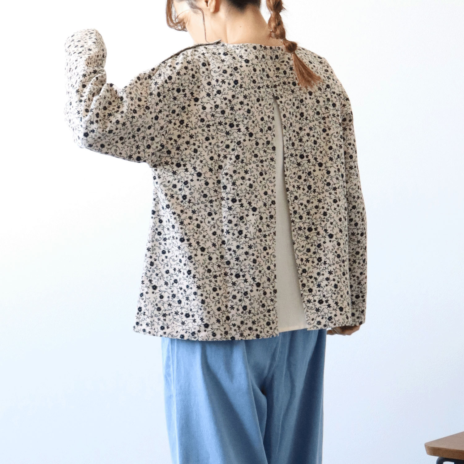 cloudnine ノンノ コーデュロイ小花柄pt後レイヤード風ブラウス - 画像5