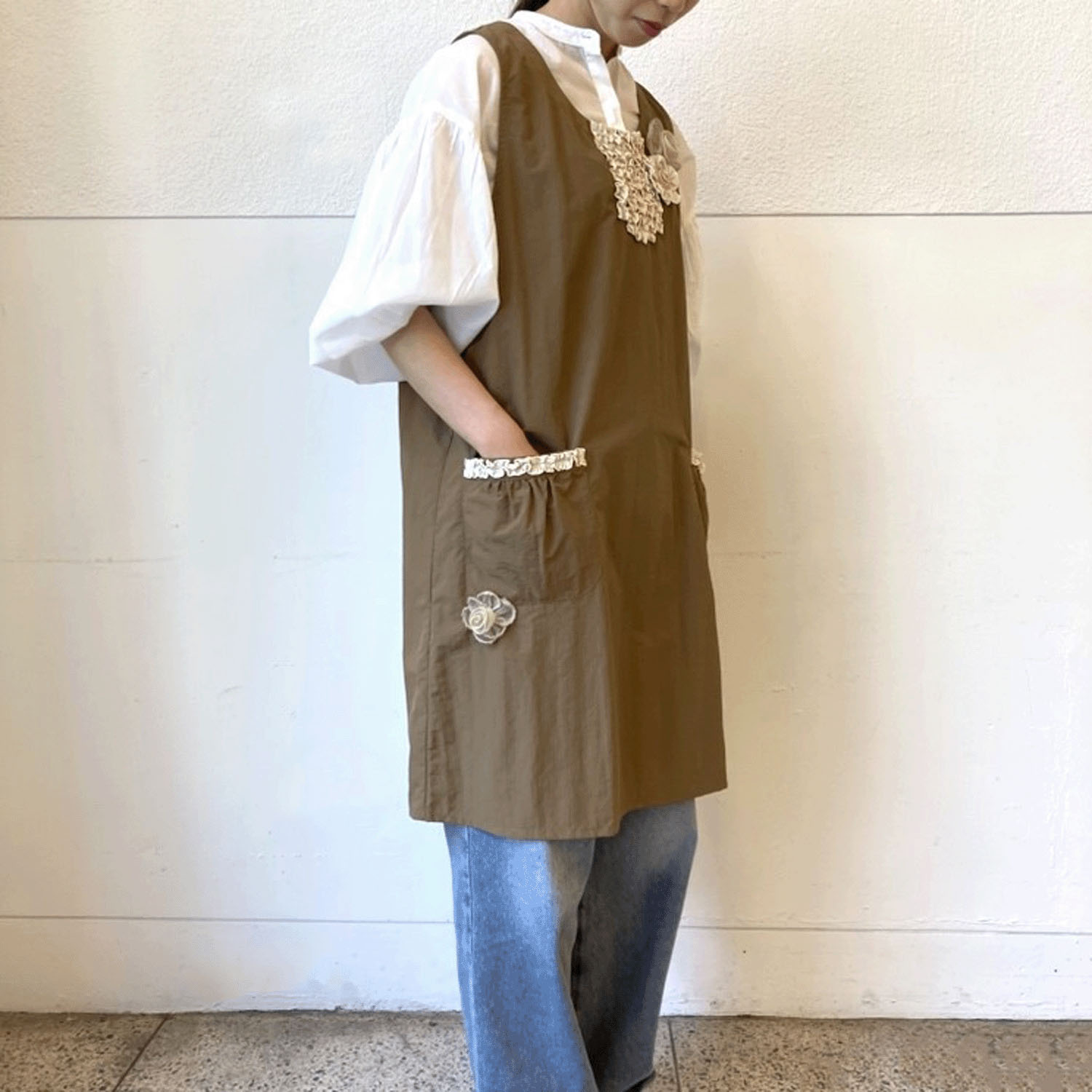 ナイロンフリル花モチーフ背あきエプロン - 画像5