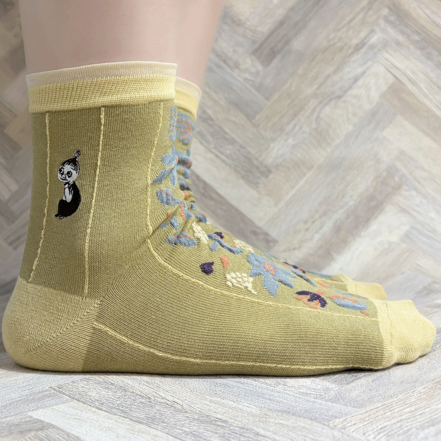 日本製 MOOMINロークルーソックス シルク入り 逆スパセンター花 ミムラ刺繍【在庫限り】 - 画像6