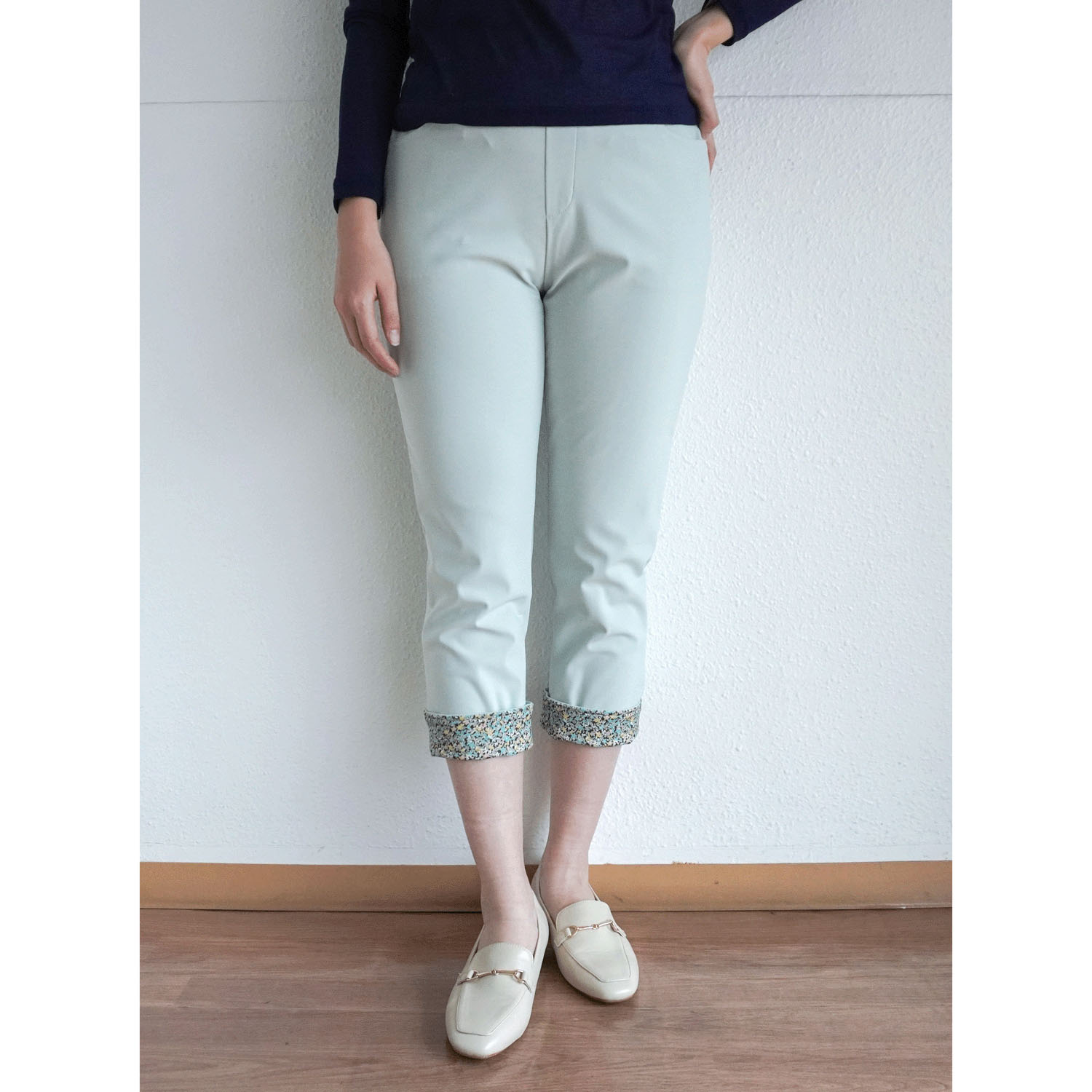 裾裏花柄クロップドパンツ - 画像2