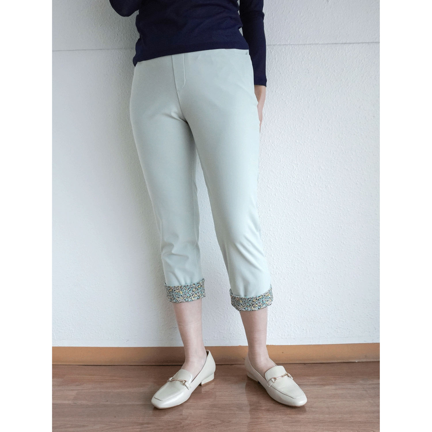 裾裏花柄クロップドパンツ - 画像3