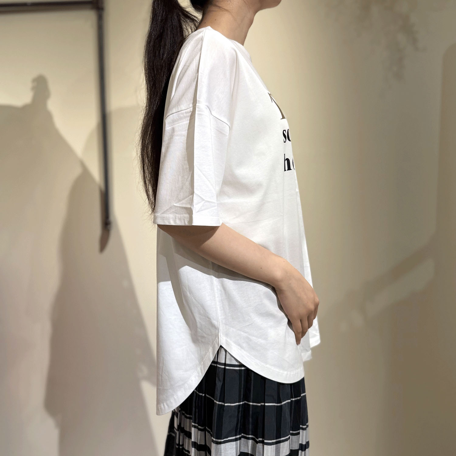 Vingtrois ドライタッチコットン箔ロゴTシャツ - 画像2