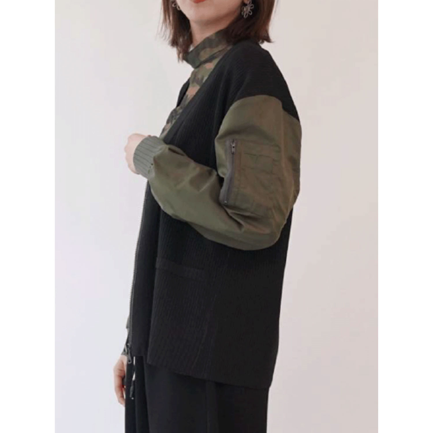 33℃ ラメ糸ミリタリースリーブ切替ニットカーディガン - 画像3