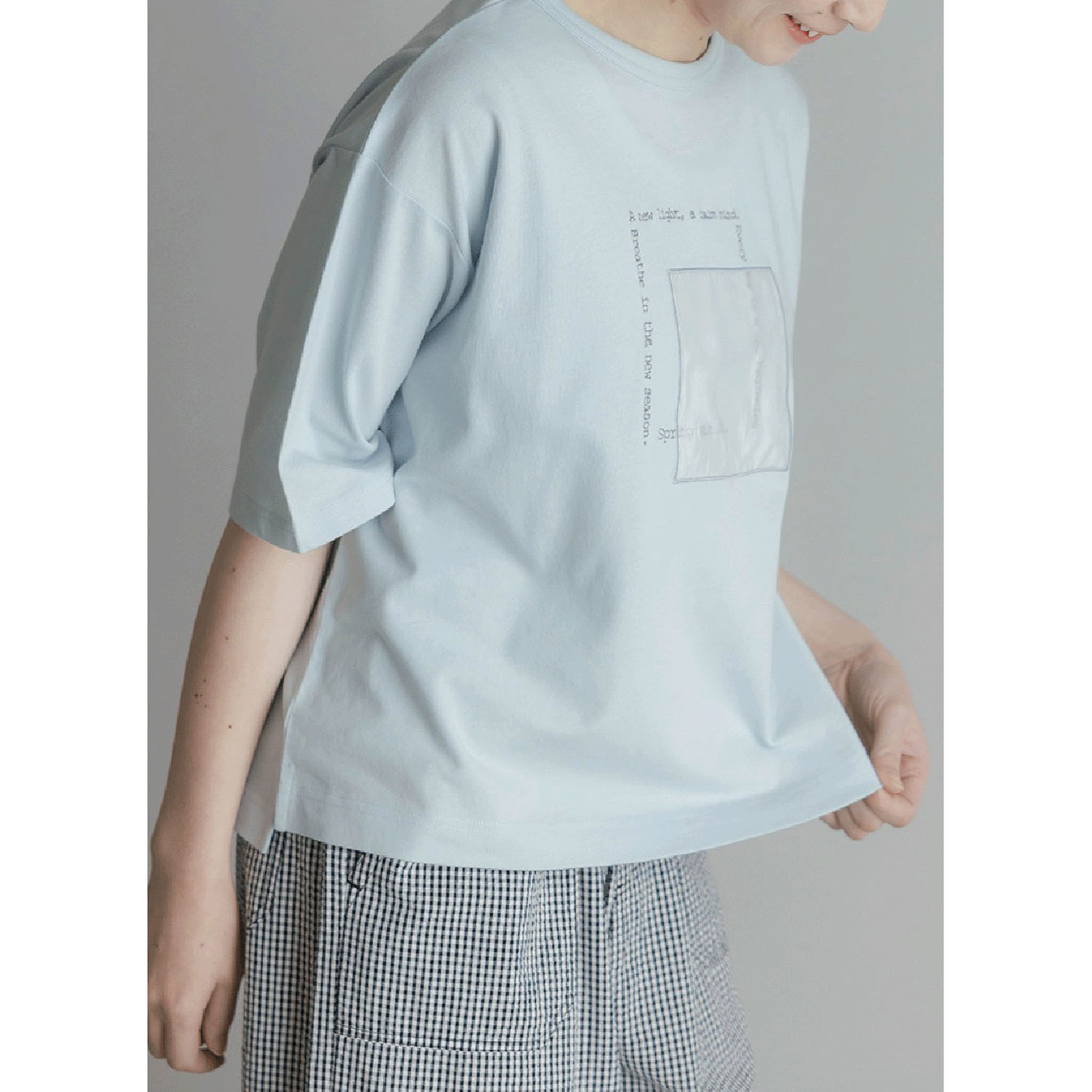 LILASIC スクリプト刺繍Tシャツ