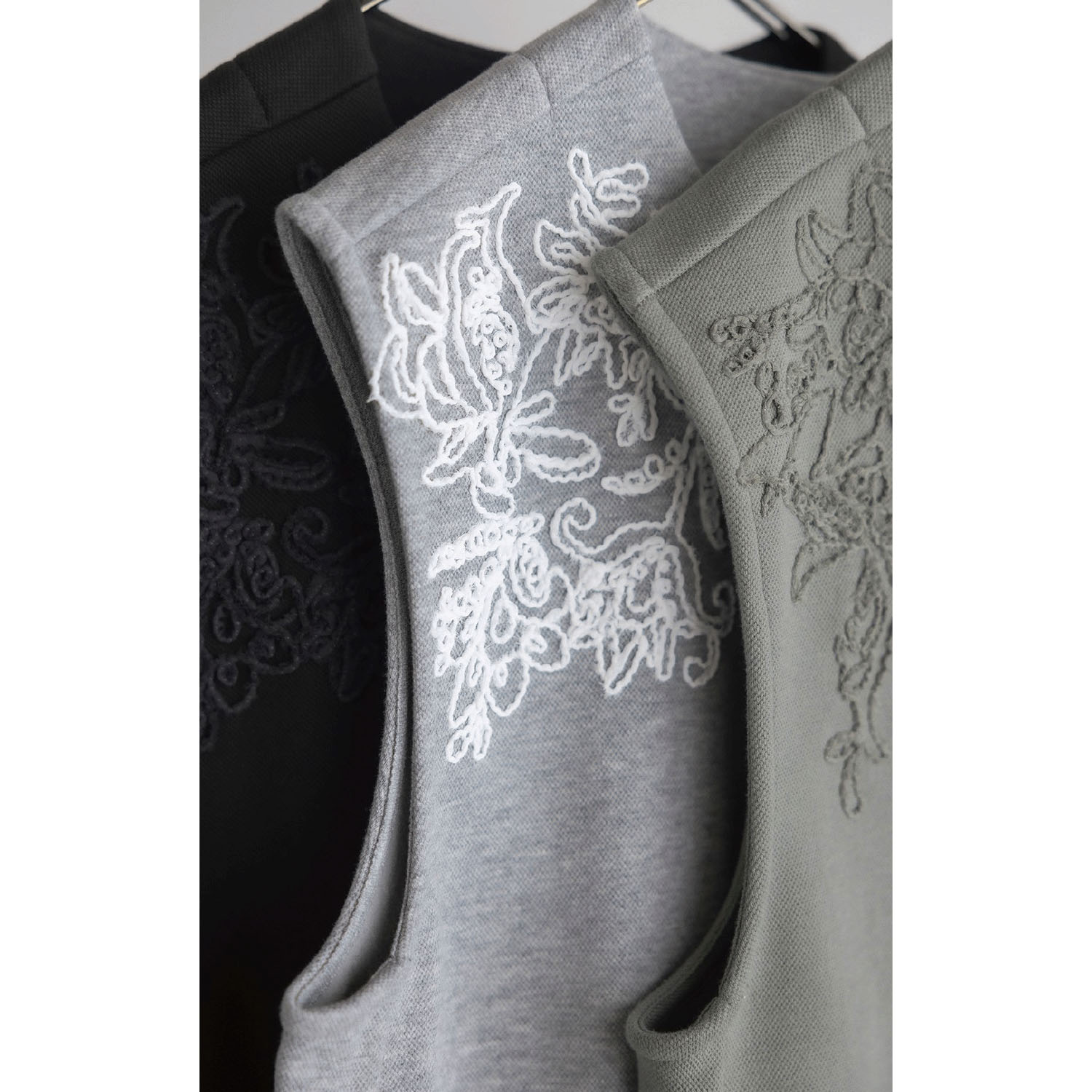 LILASIC エンブロイダリーカノコ裏起毛ジレ - 画像2