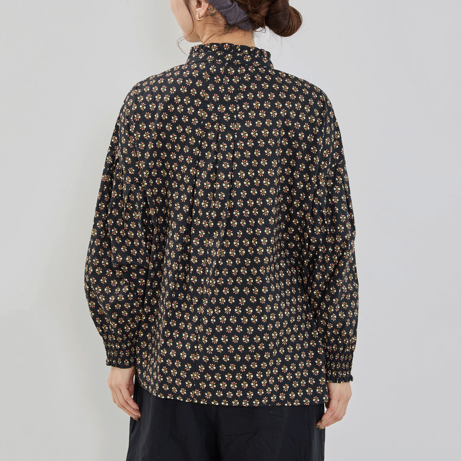YURK geniet van ボタニカルプリントフリルカラーシャツ - 画像4