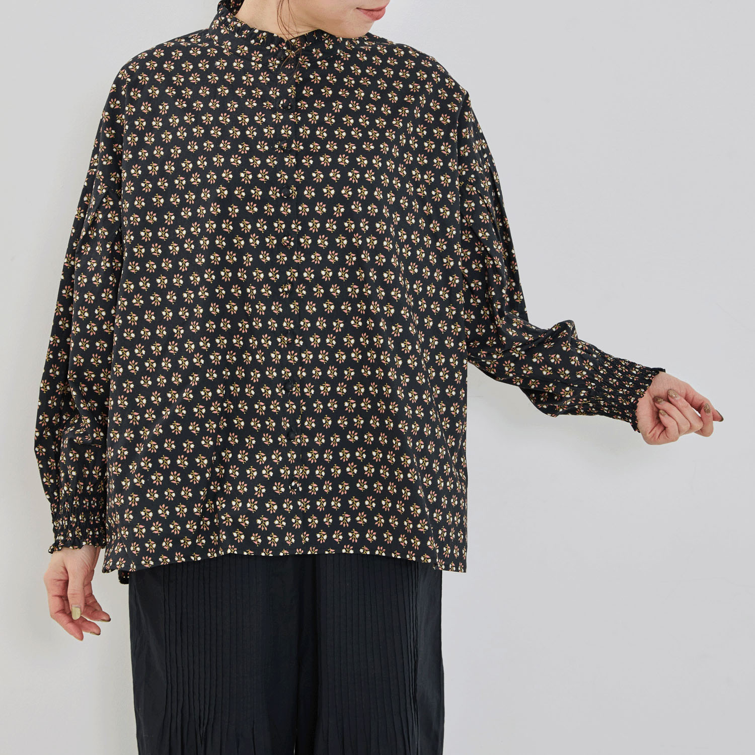YURK geniet van ボタニカルプリントフリルカラーシャツ
