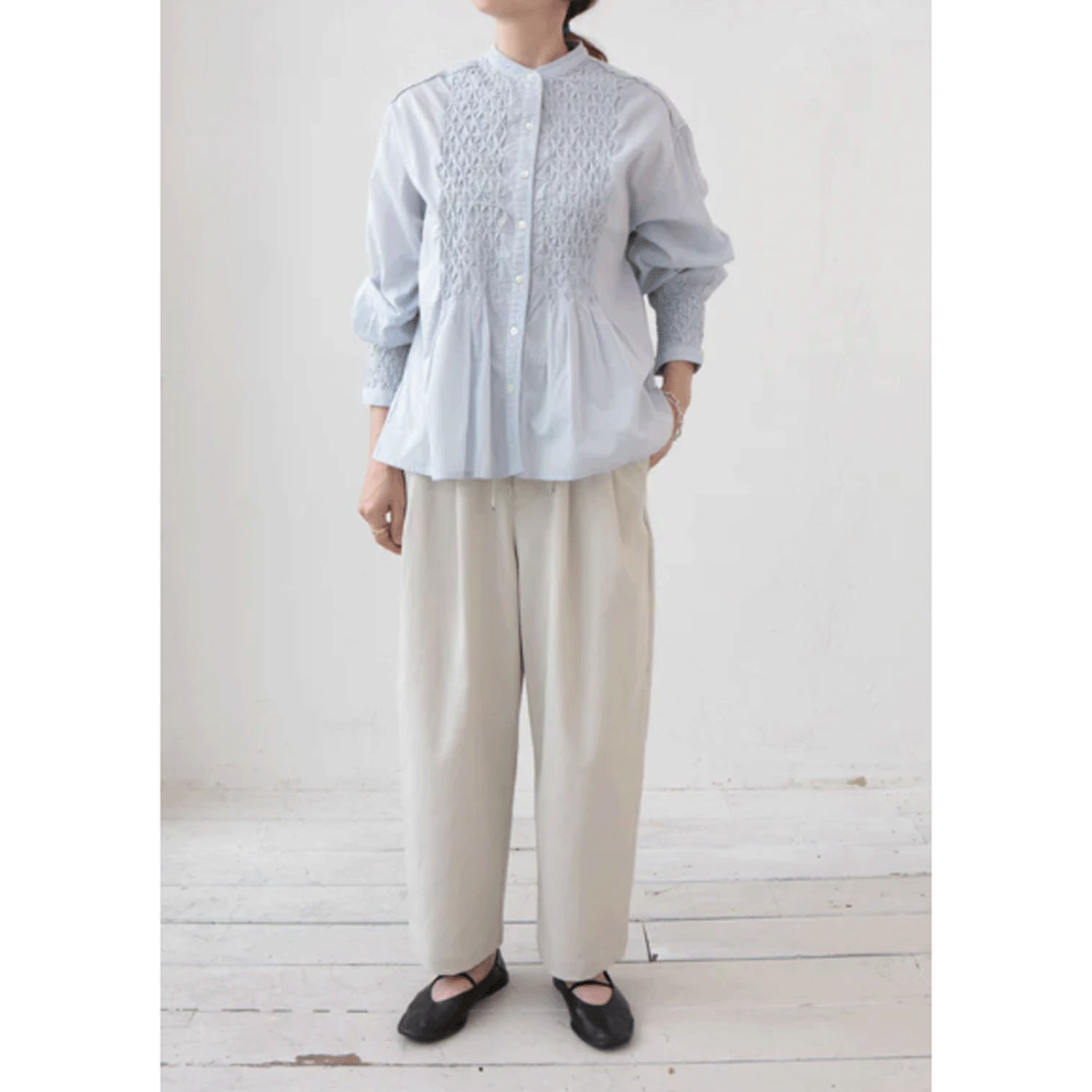 doux bleu ハンドスモッキング刺繍シャツ - 画像13