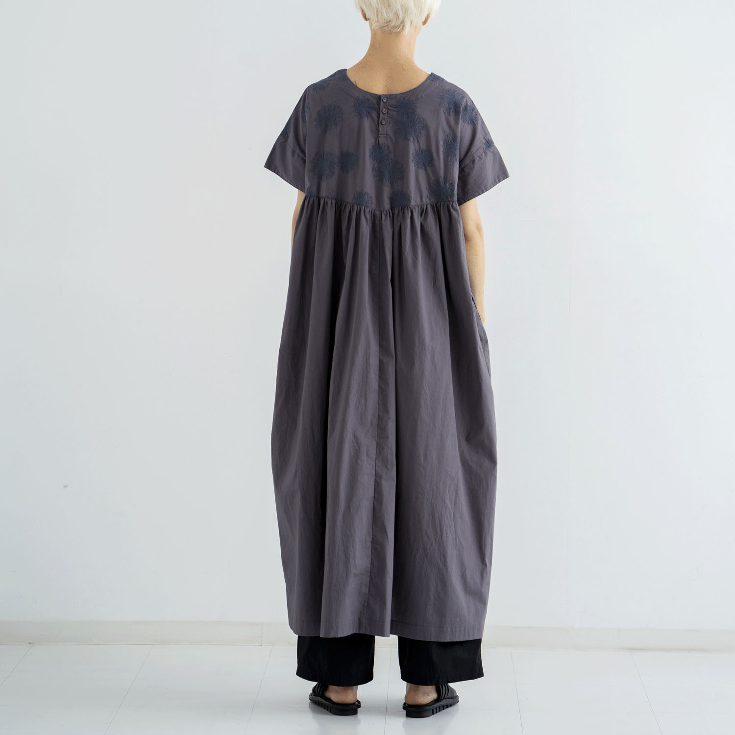 ista－ire ポプリン ダリア刺繍ワンピース - 画像2