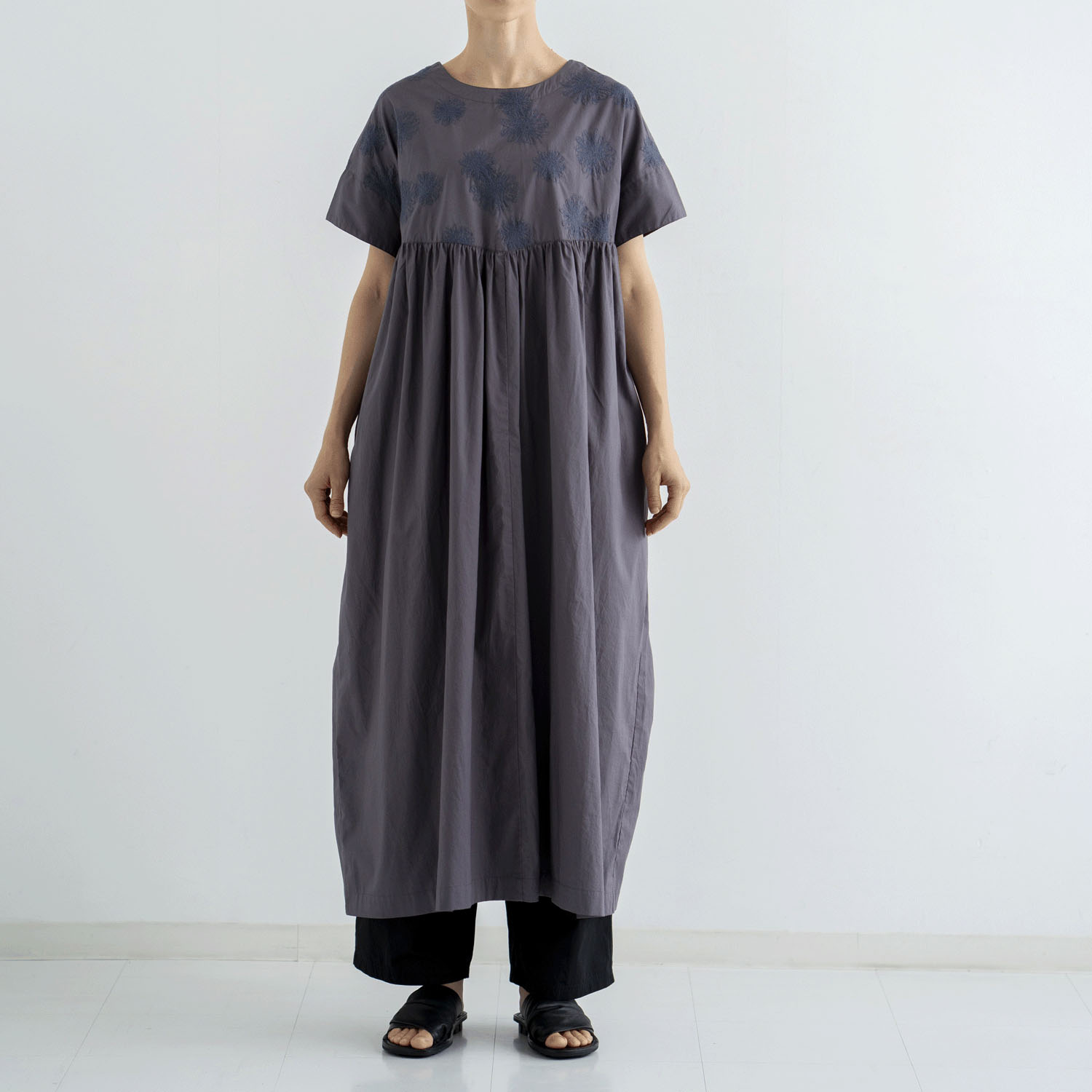 ista－ire ポプリン ダリア刺繍ワンピース