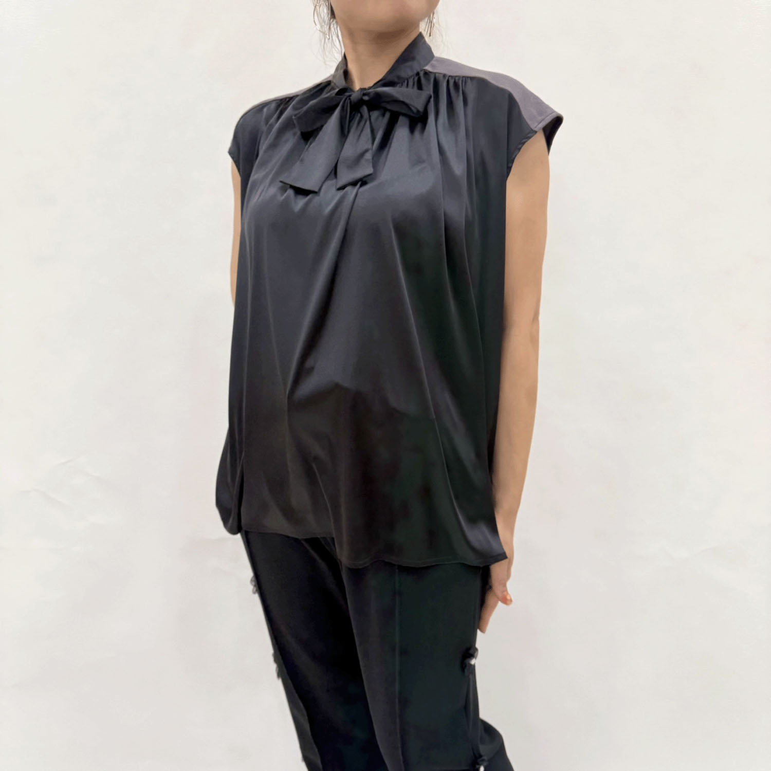切替ボウタイブラウス