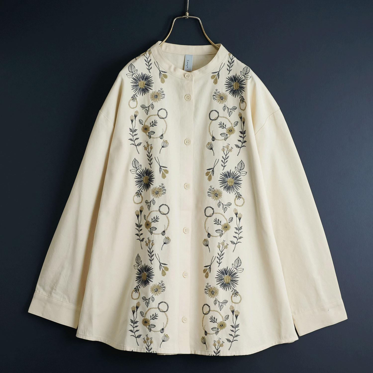 Emago 花パーツ刺繍シャツ