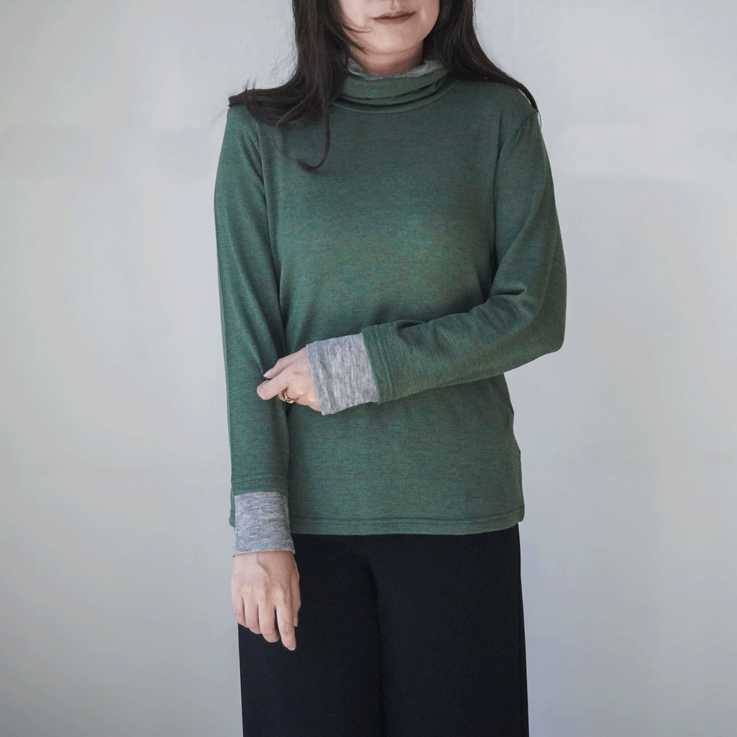 サテンドールひねり配色ハイネックカットソー - 画像2