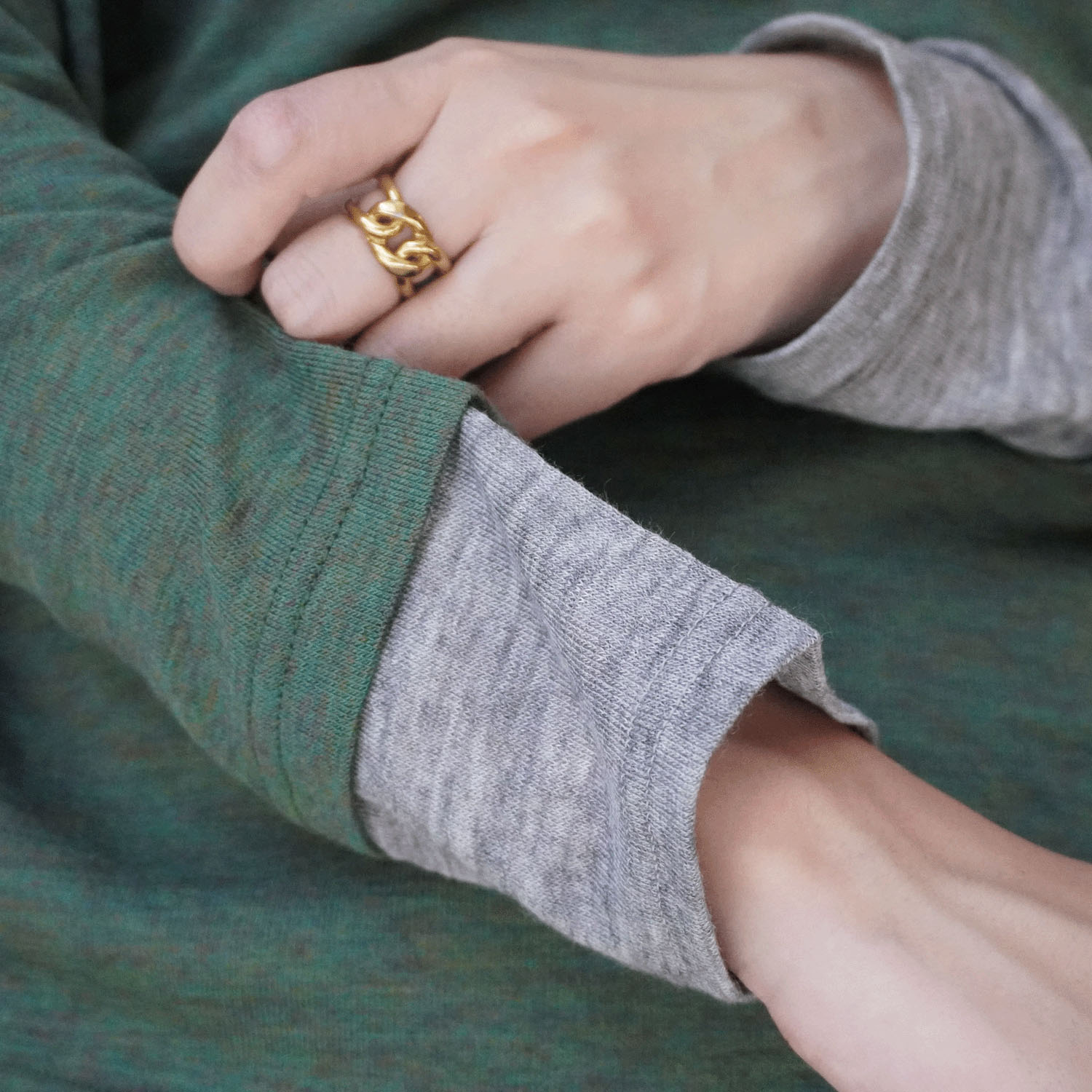 サテンドールひねり配色ハイネックカットソー - 画像3