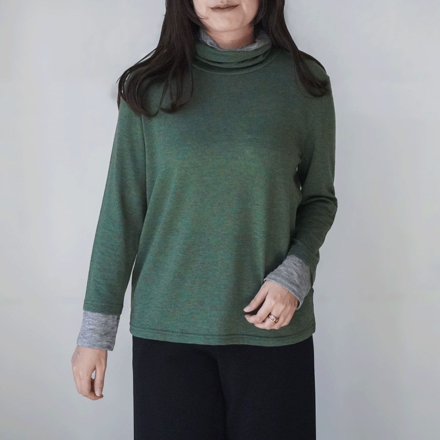 サテンドールひねり配色ハイネックカットソー