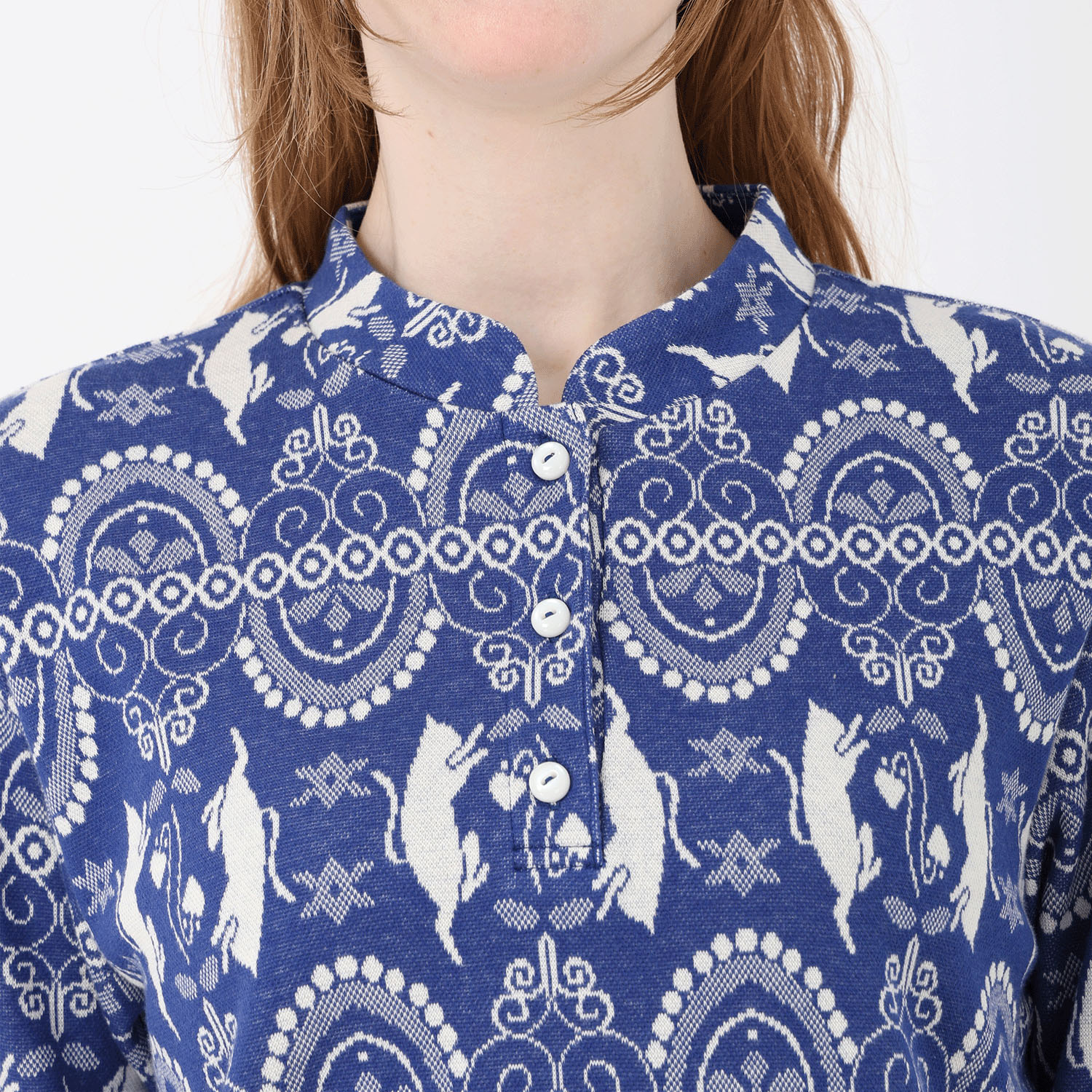 T’BIS STUDIO 長袖ネコダンス柄Wジャカードスタンドネックプルオーバー - 画像6