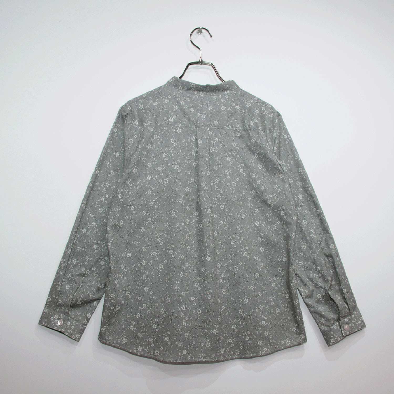 T’BIS STUDIO 小花柄プリントスタンドネック長袖シャツ - 画像7