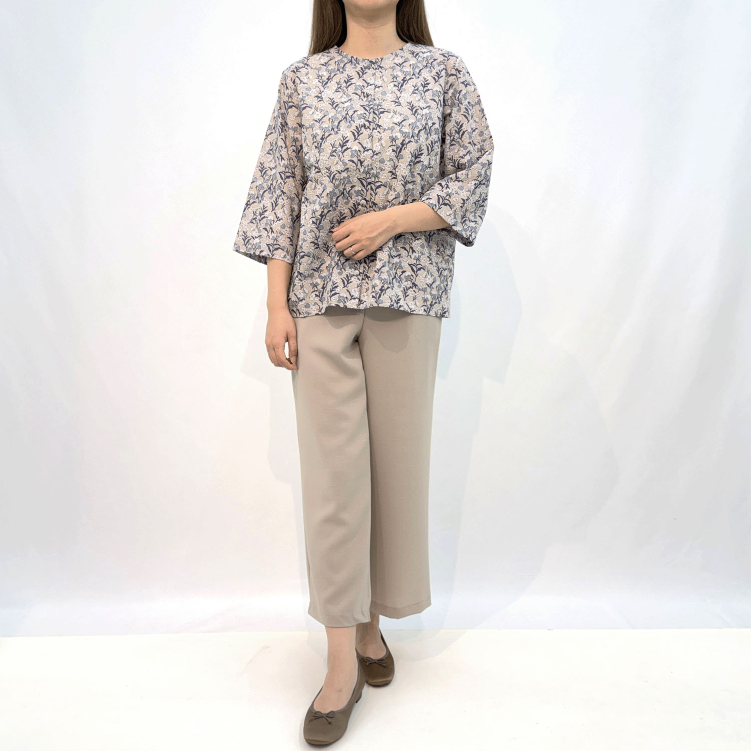 T’BIS STUDIO 7分袖ボタニカル柄ラウンドネックシャツ - 画像2