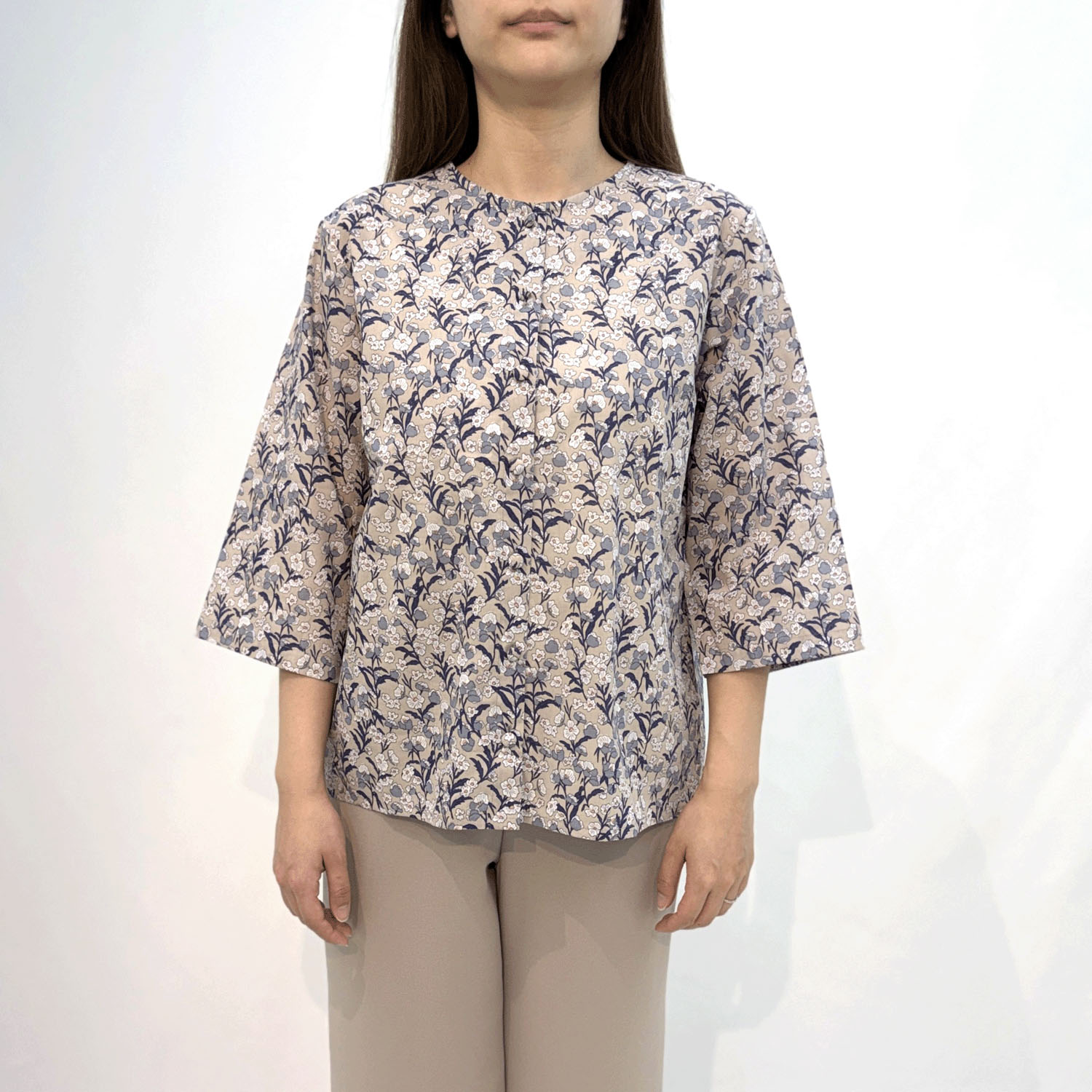 T’BIS STUDIO 7分袖ボタニカル柄ラウンドネックシャツ - 画像3