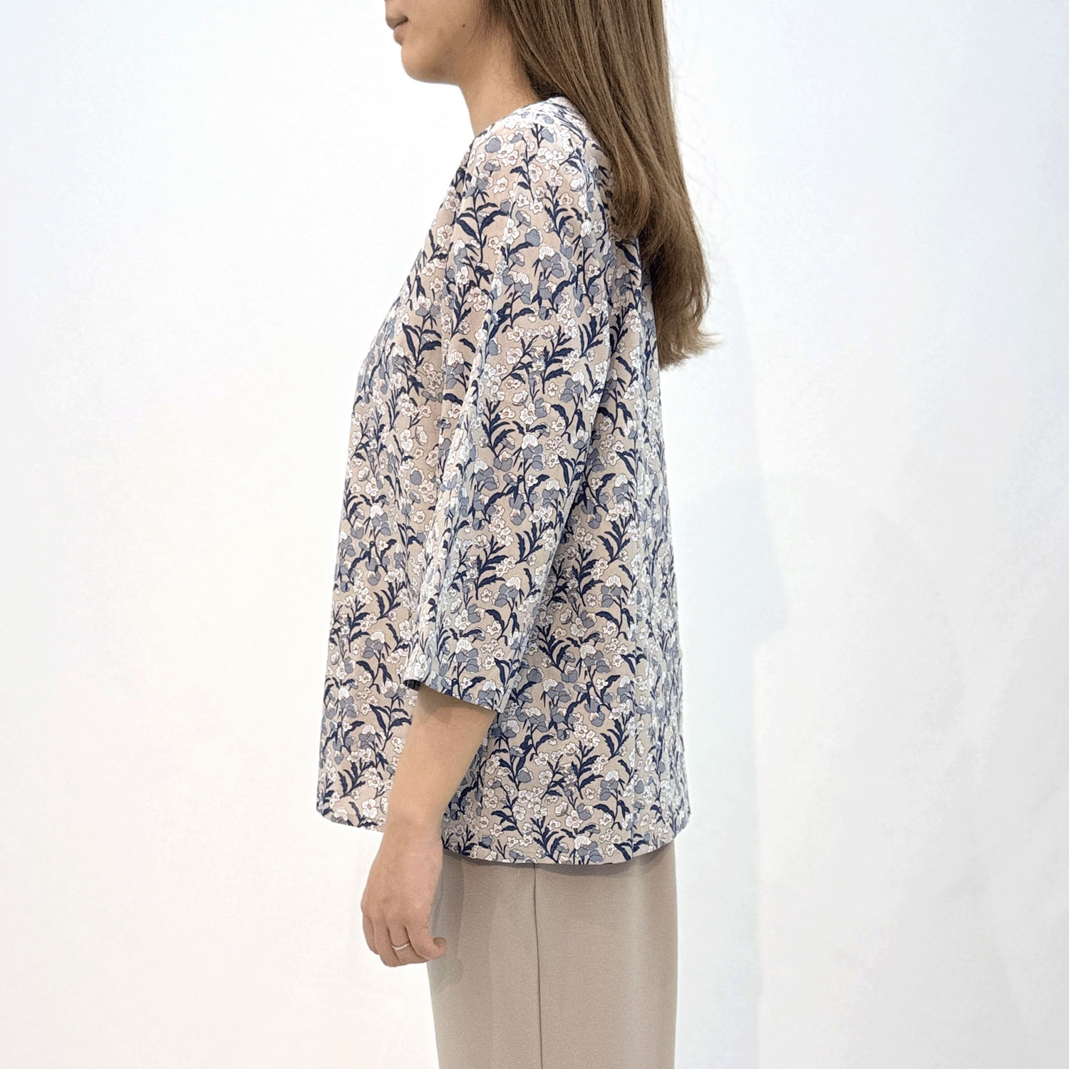 T’BIS STUDIO 7分袖ボタニカル柄ラウンドネックシャツ