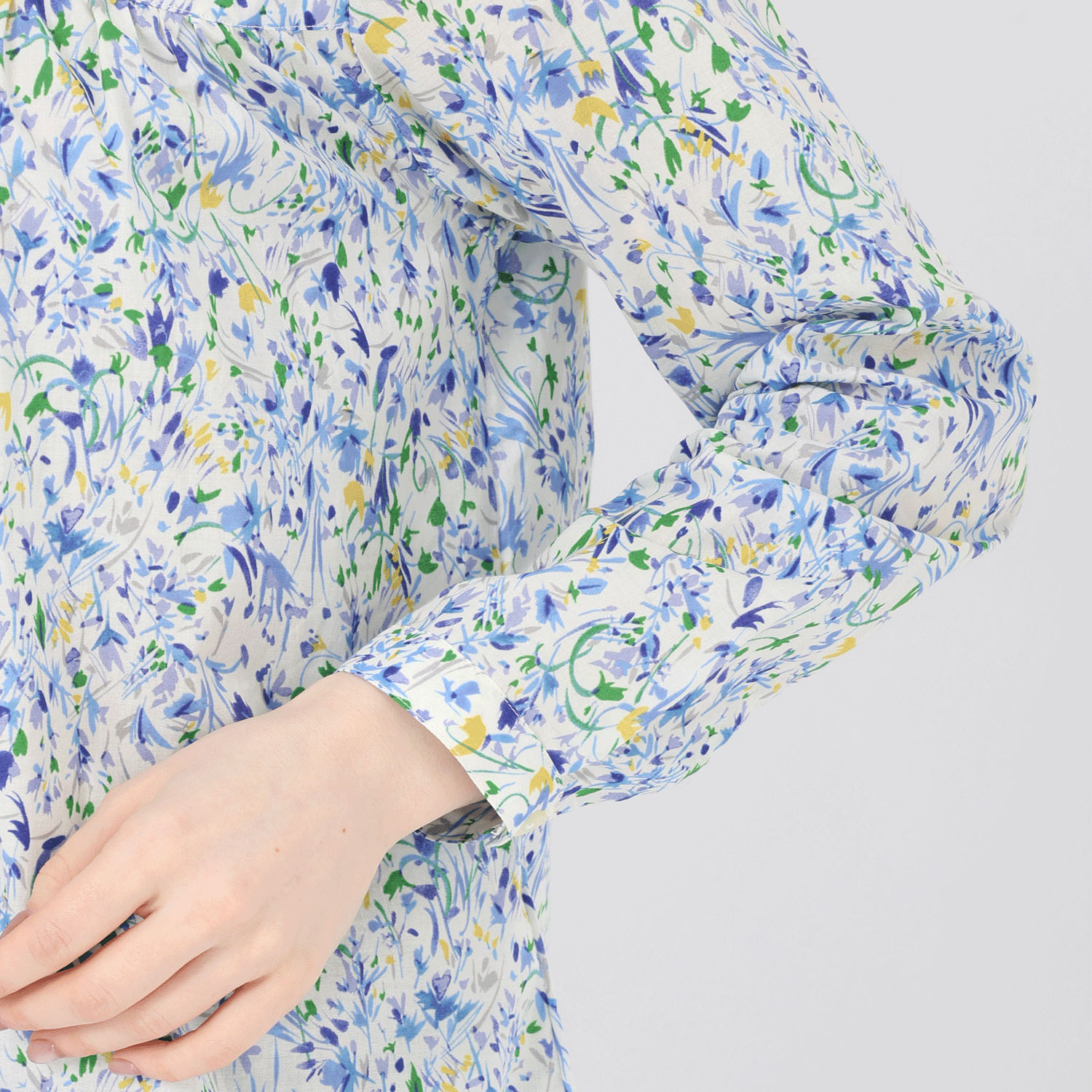 T’BIS STUDIO 水彩花柄プリント胸切替ギャザーシャツ - 画像7
