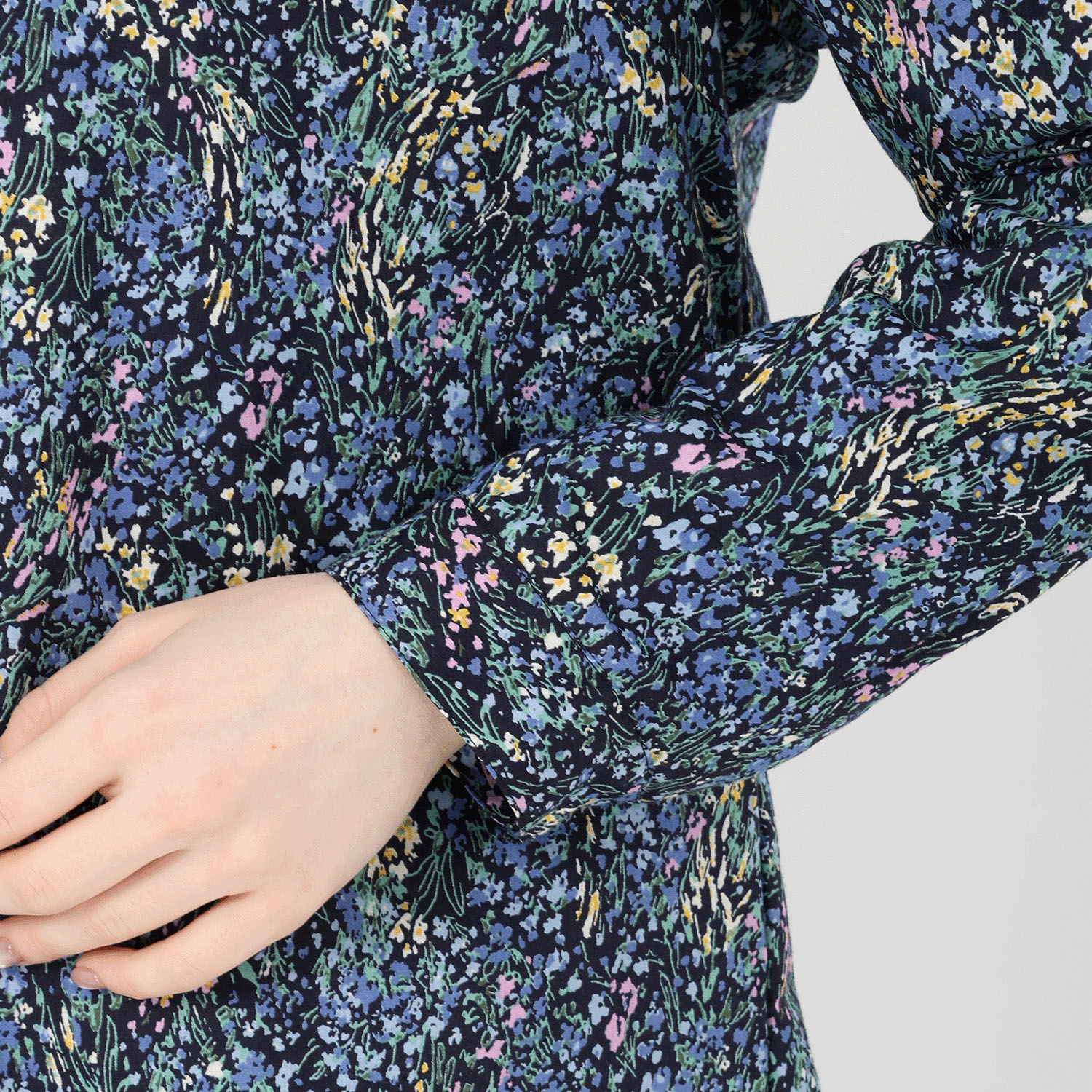 T’BIS STUDIO 長袖水彩小花柄プリントシャツ - 画像7