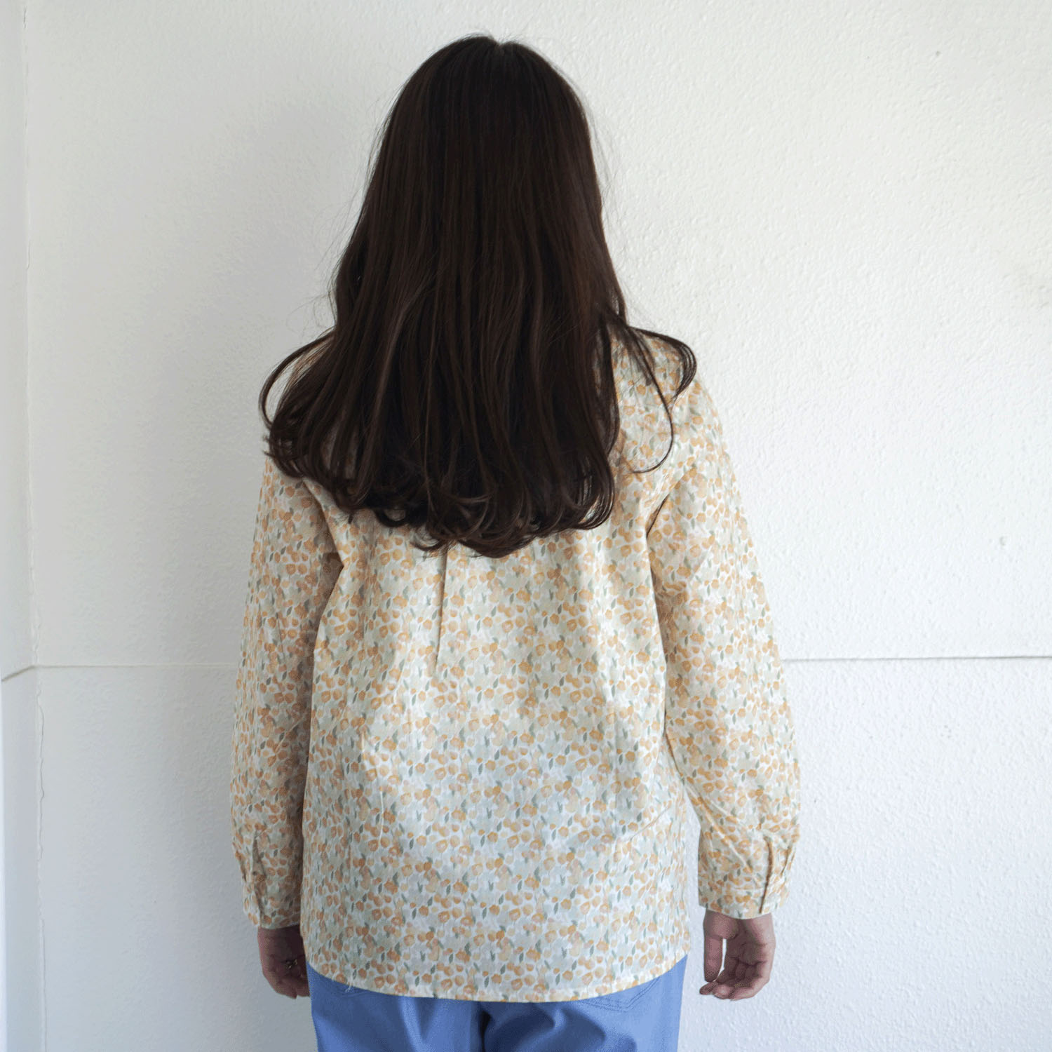 T’BIS STUDIO 長袖小花プリントスタンドネックシャツ - 画像2