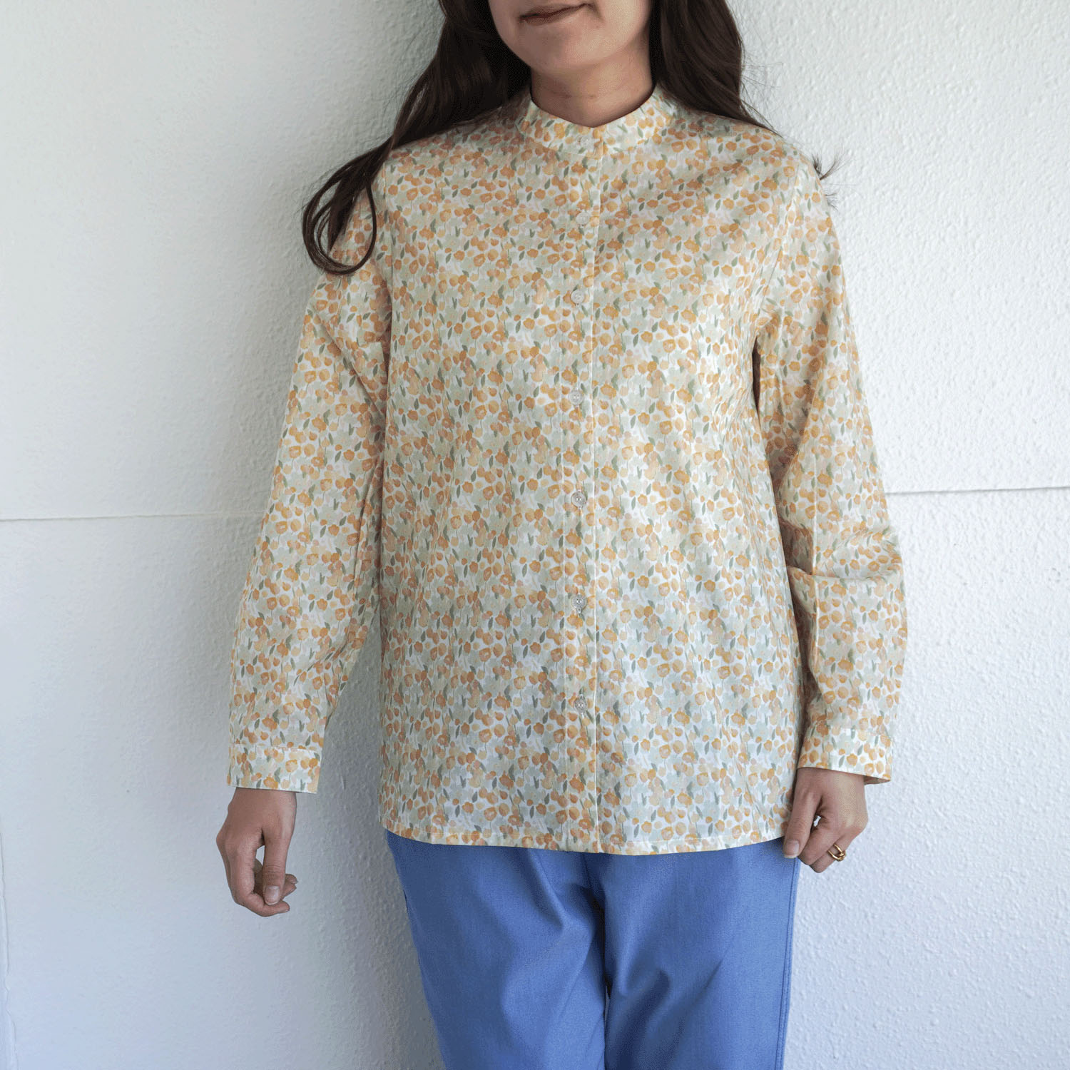 T’BIS STUDIO 長袖小花プリントスタンドネックシャツ - 画像6