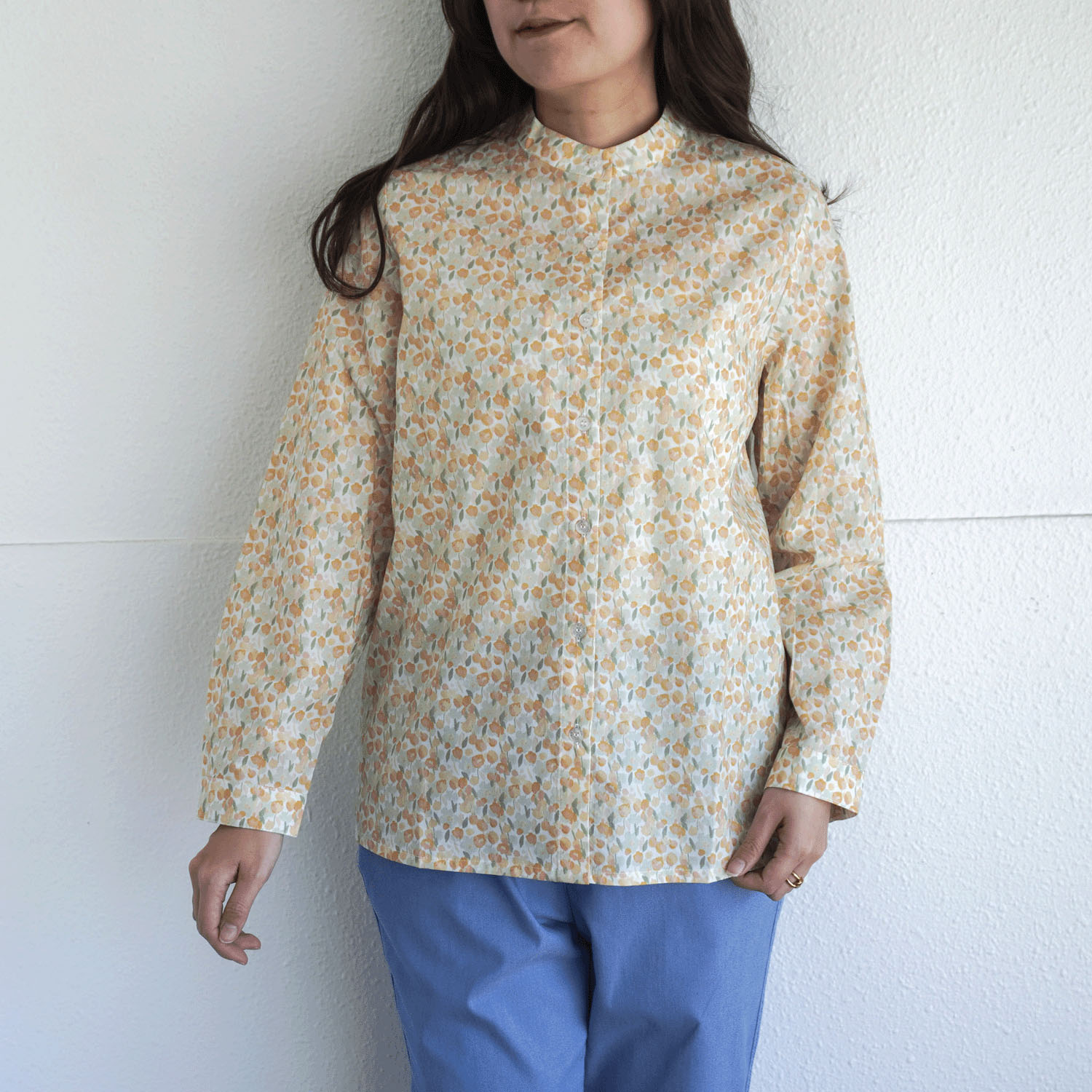 T’BIS STUDIO 長袖小花プリントスタンドネックシャツ - 画像7