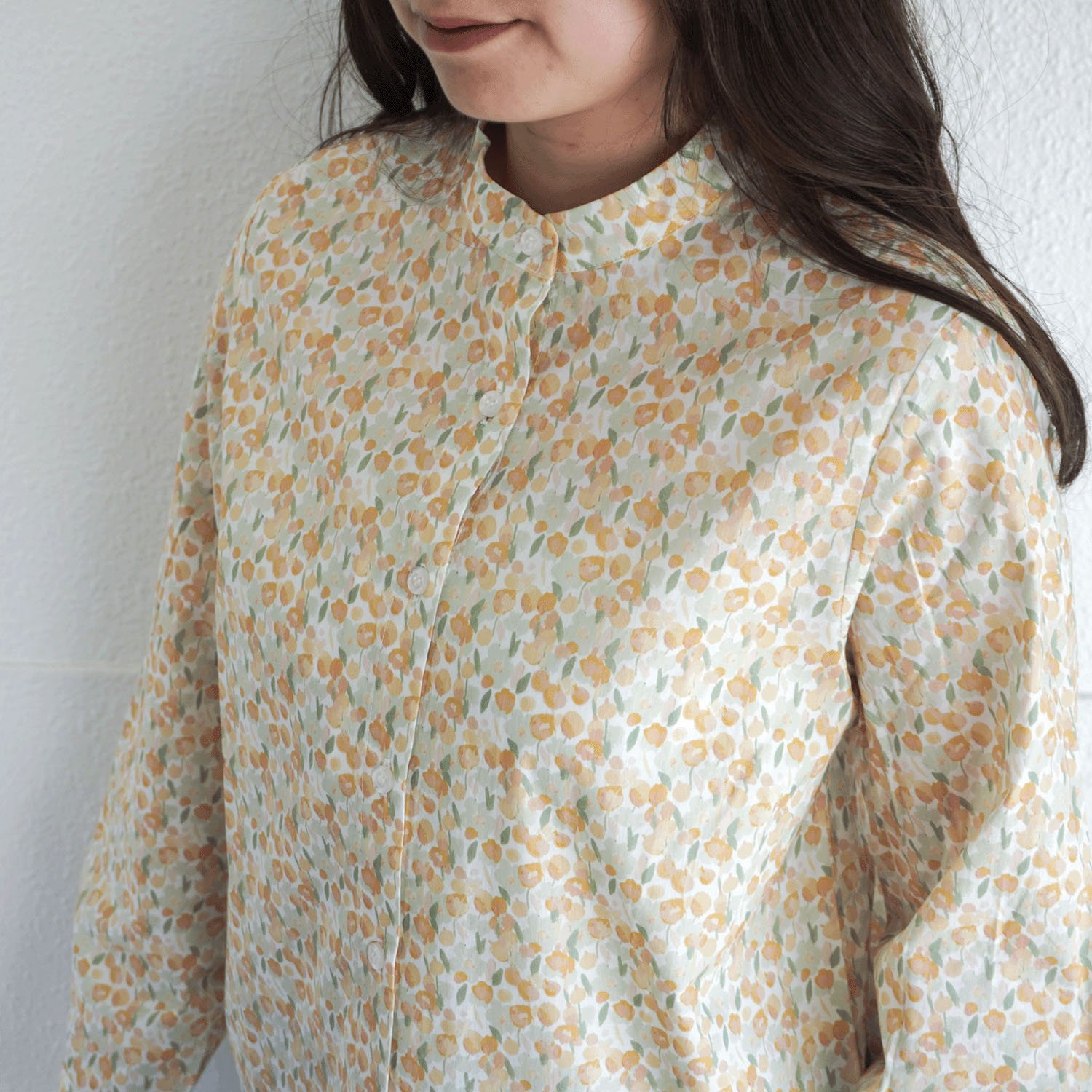 T’BIS STUDIO 長袖小花プリントスタンドネックシャツ - 画像8