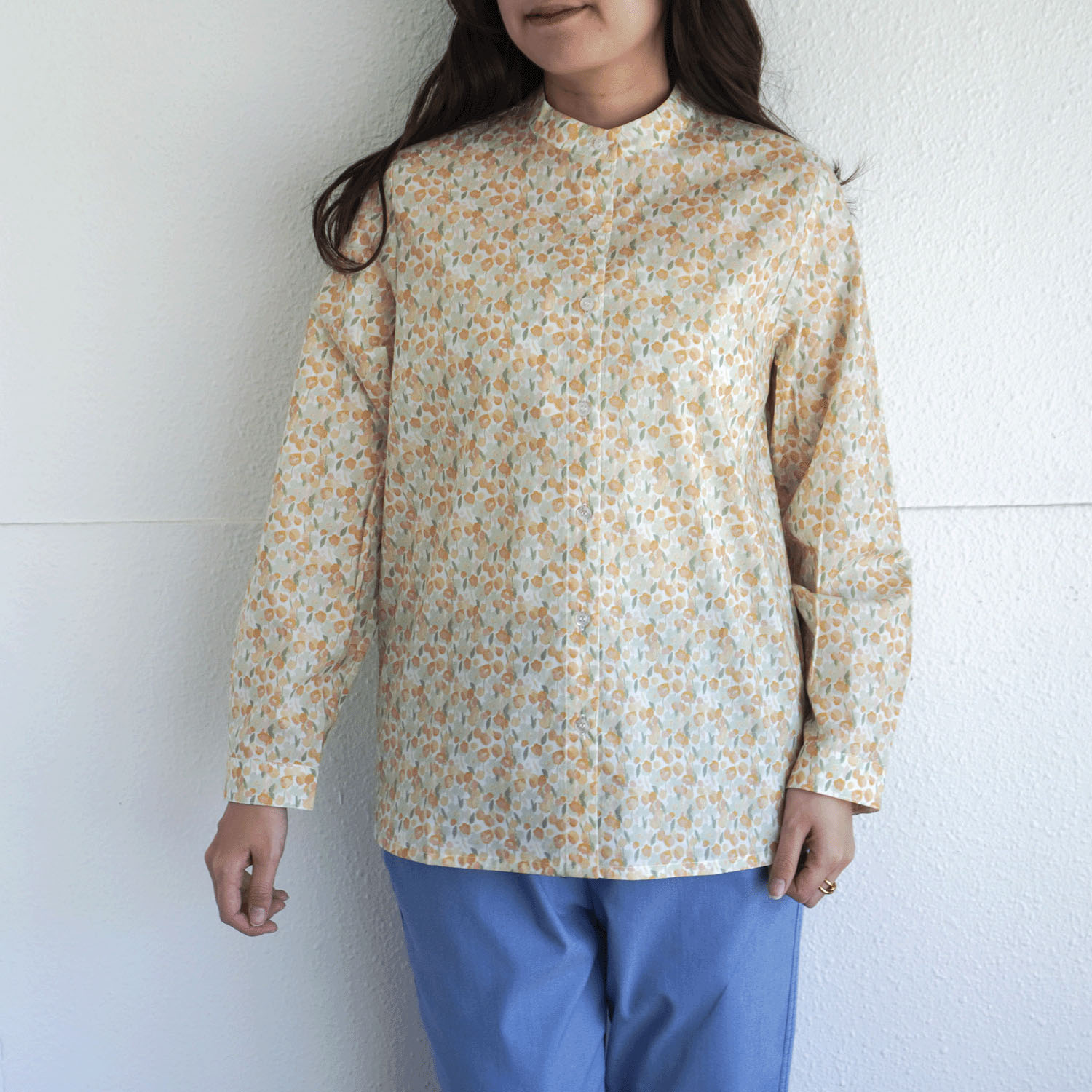 T’BIS STUDIO 長袖小花プリントスタンドネックシャツ