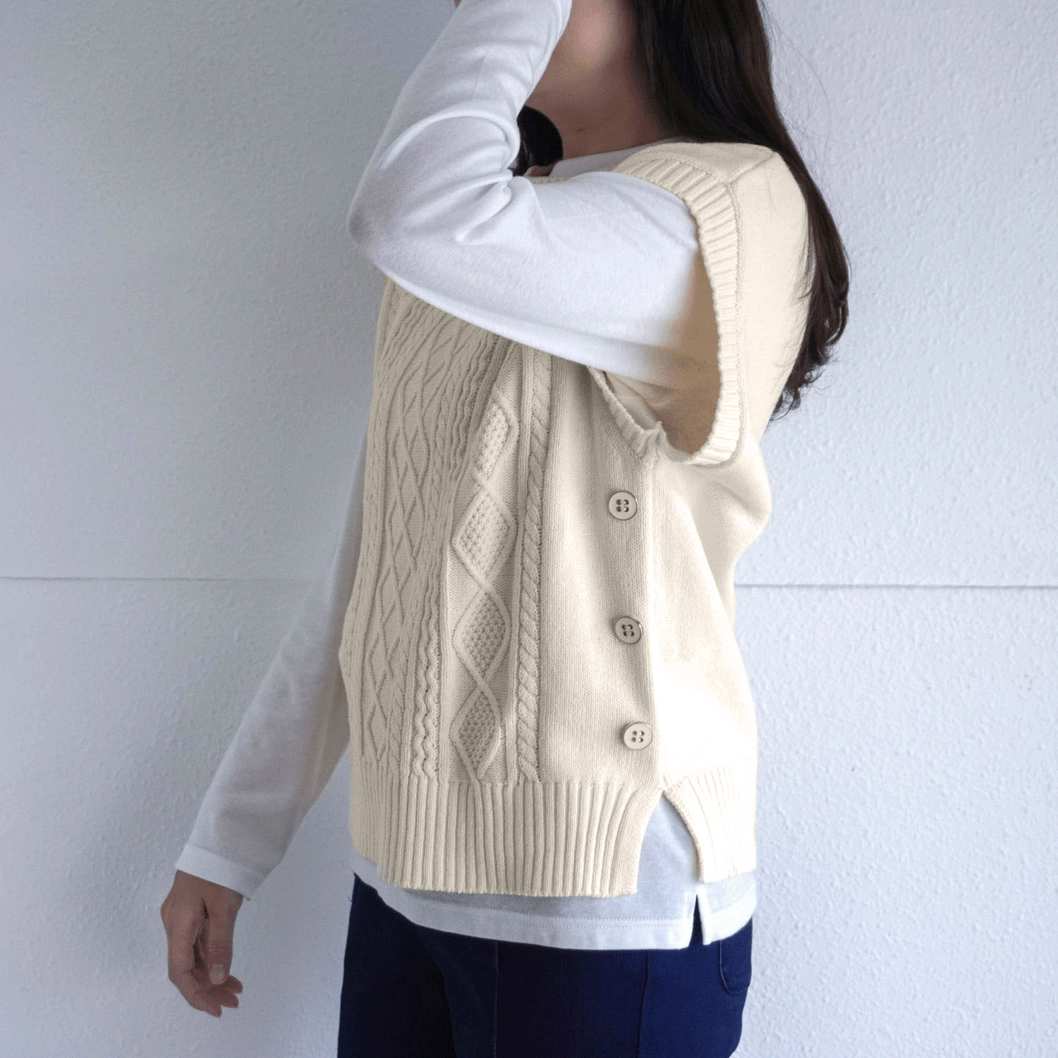 綿混ケーブル編みベスト - 画像2