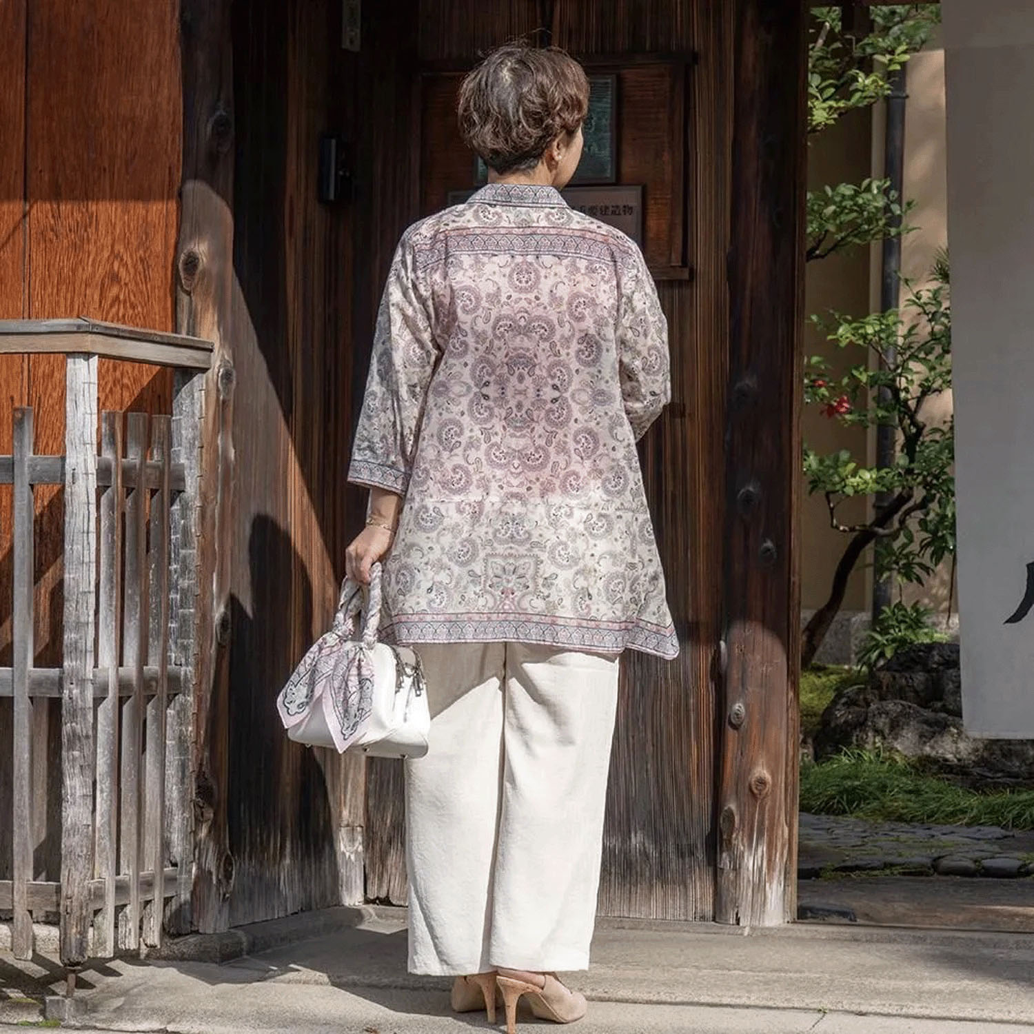 【ETONET限定】シルクロード シャツ襟裾ヘム脇下がり七分袖ブラウス フラワーフェザー - 画像3