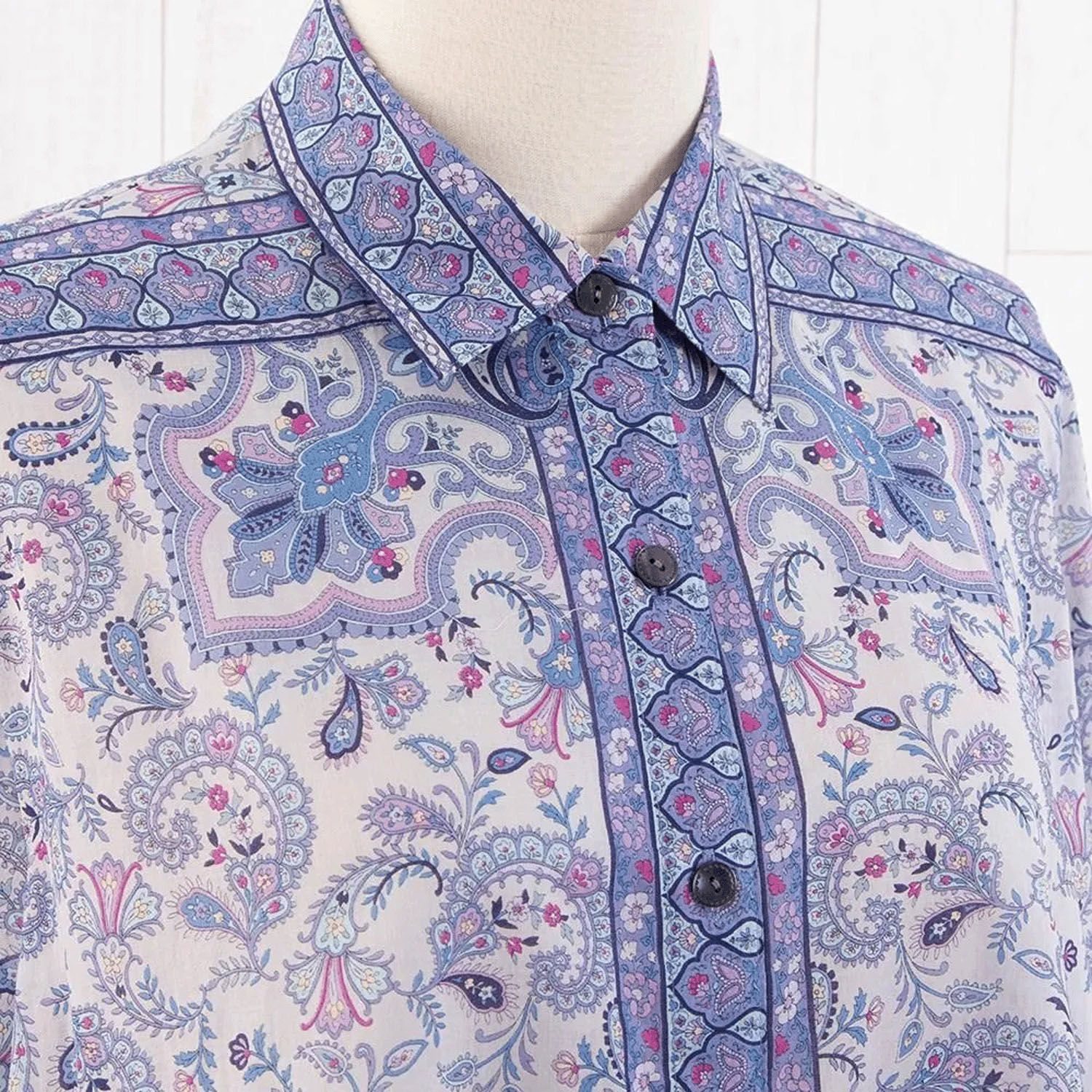 【ETONET限定】シルクロード シャツ襟裾ヘム脇下がり七分袖ブラウス フラワーフェザー - 画像21