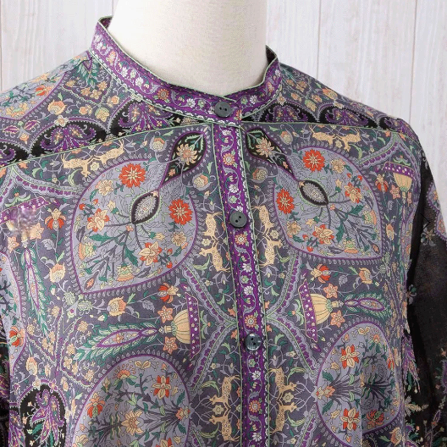 【ETONET限定】シルクロード スタンド裾ヘム脇下り七分袖ブラウス カシミール - 画像7