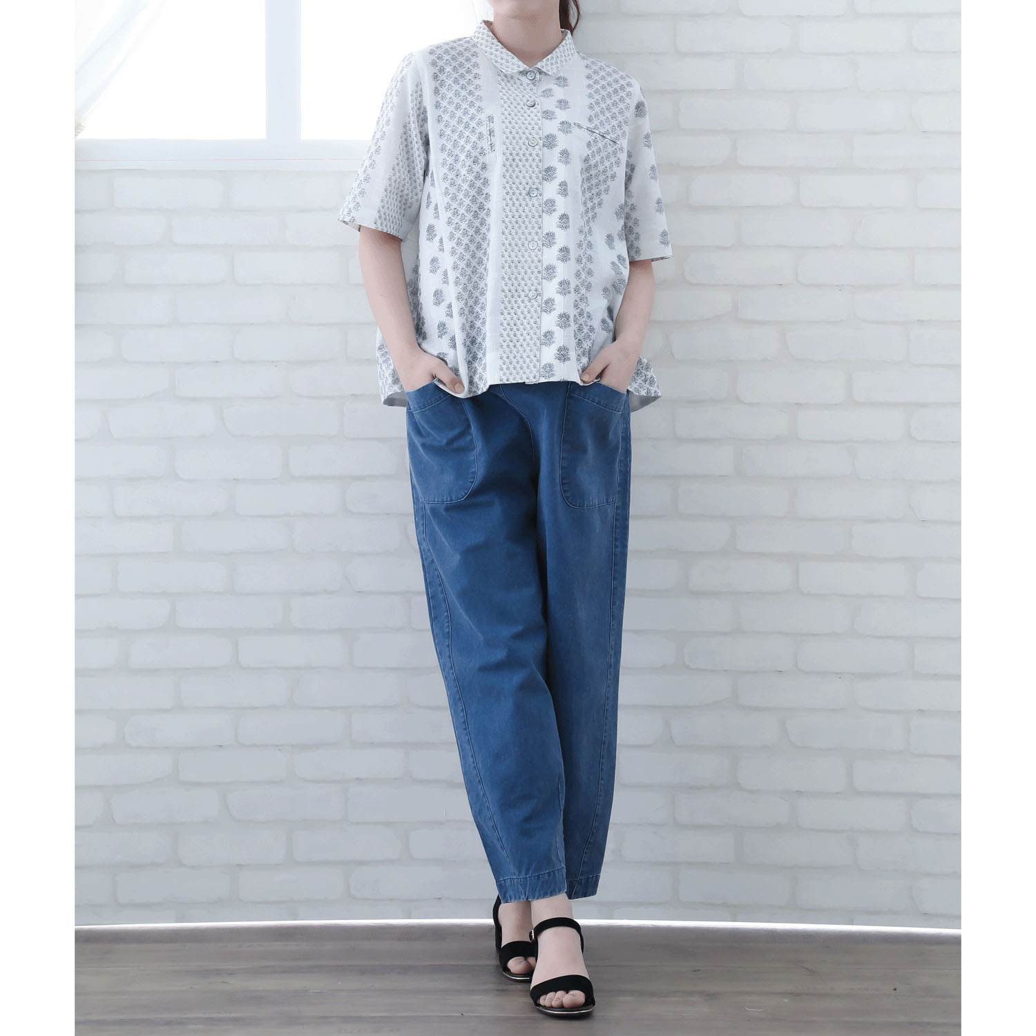 モノトーン小花柄プリントブラウス - 画像2