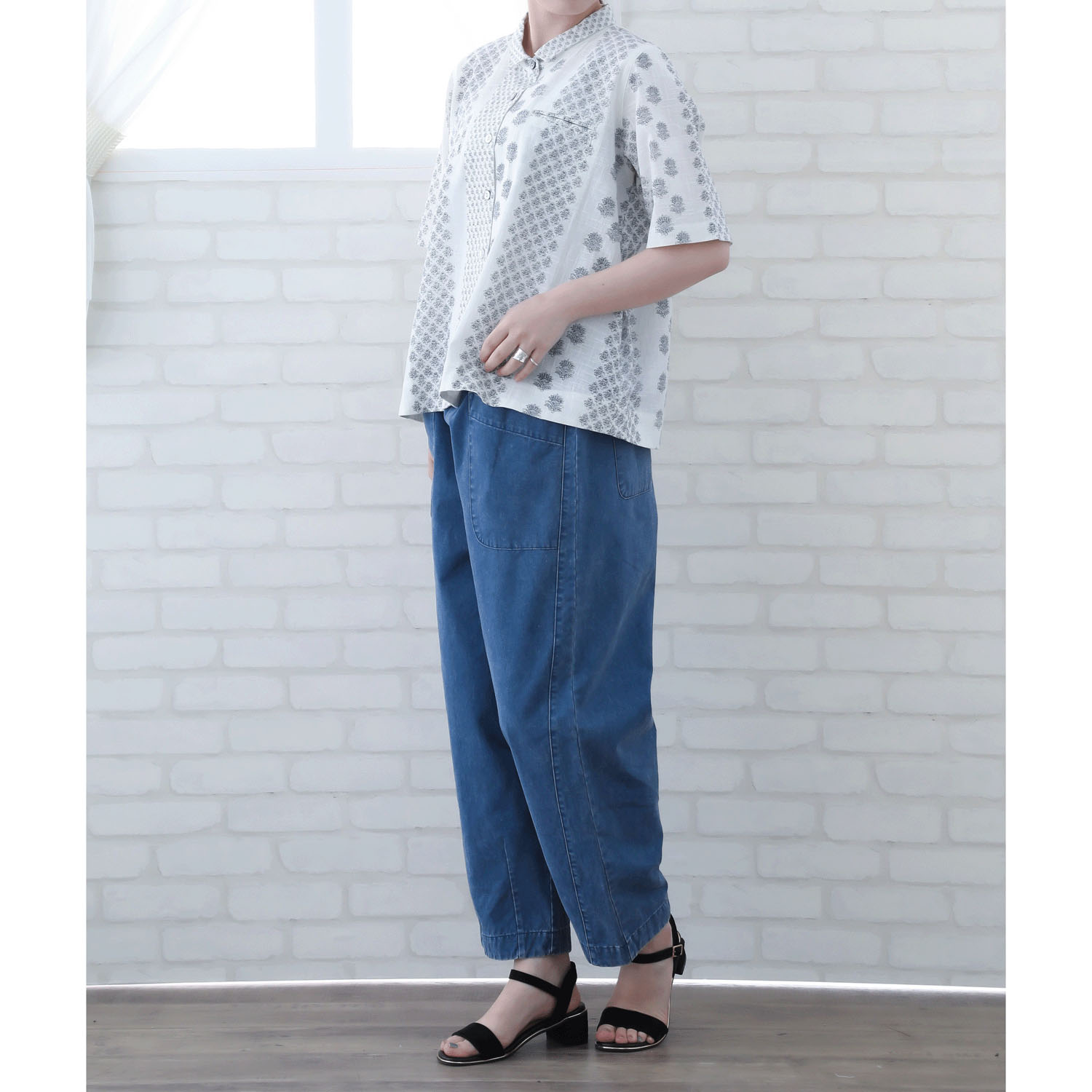 モノトーン小花柄プリントブラウス - 画像3