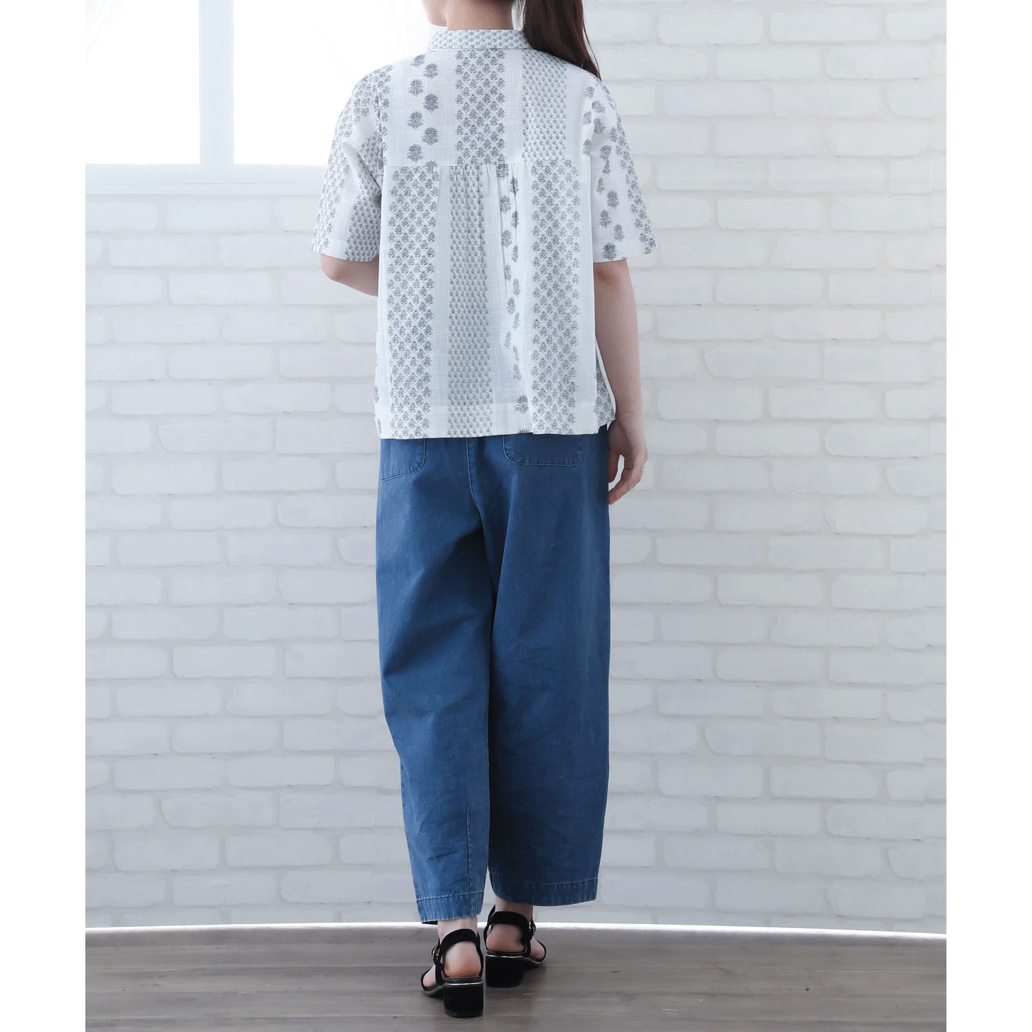 モノトーン小花柄プリントブラウス - 画像4