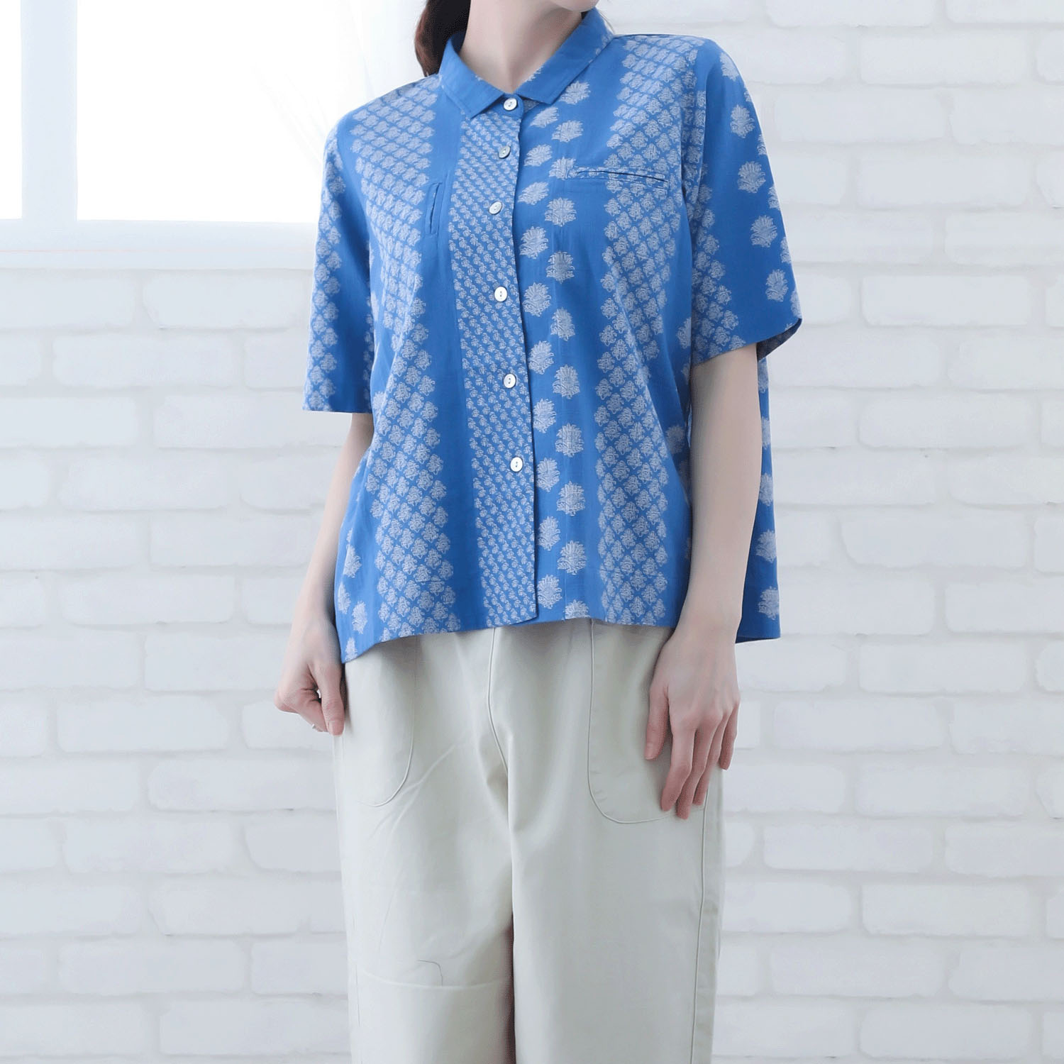 モノトーン小花柄プリントブラウス