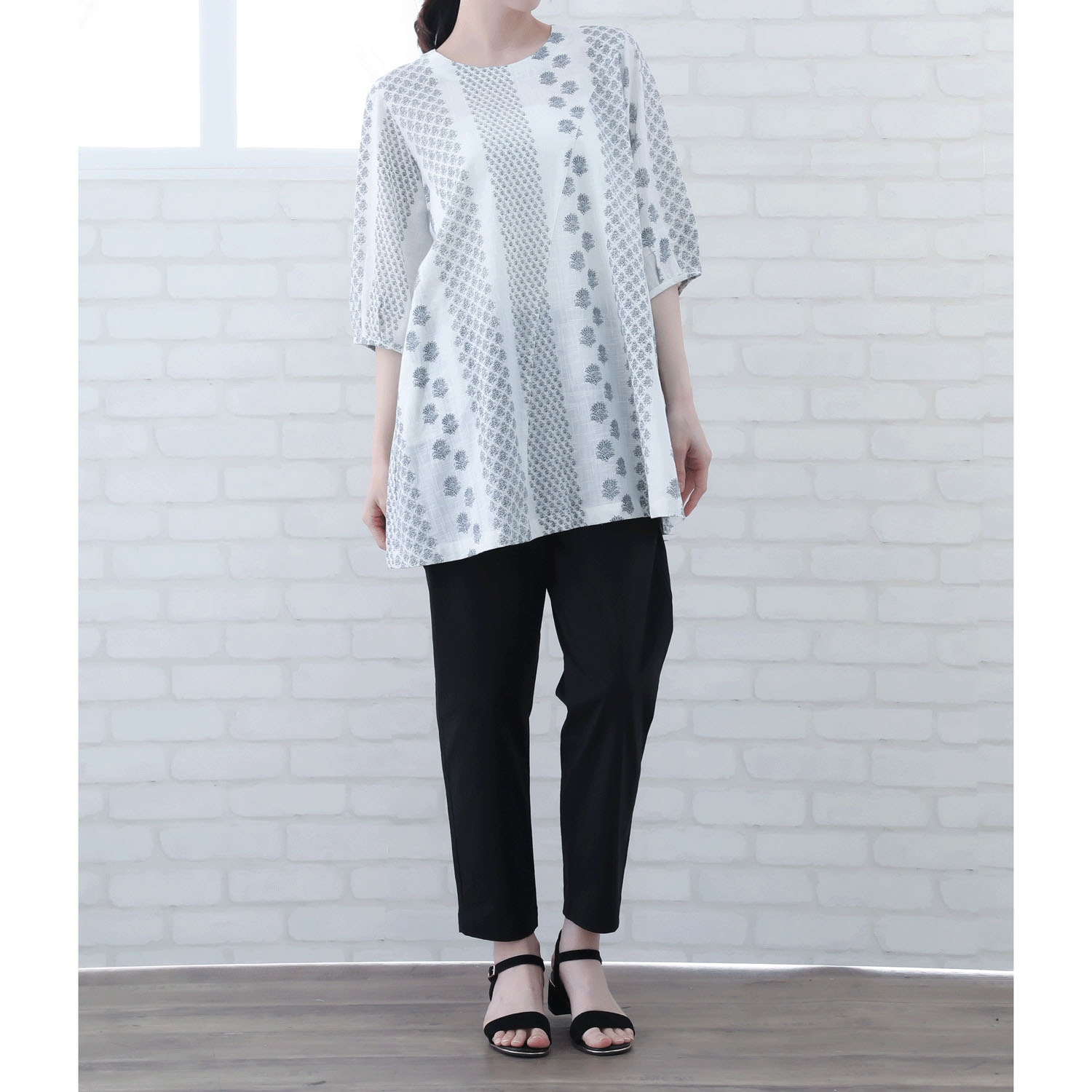 インディゴ モノトーン小花柄プリントチュニック - 画像2