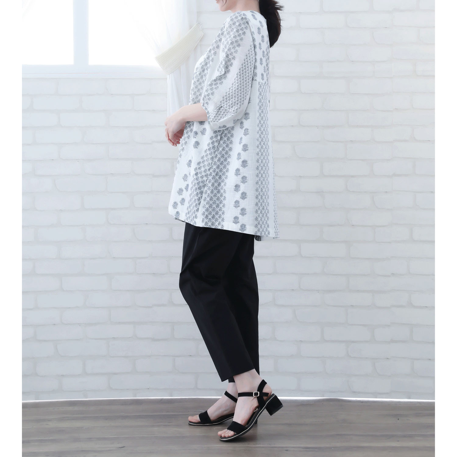 インディゴ モノトーン小花柄プリントチュニック - 画像4